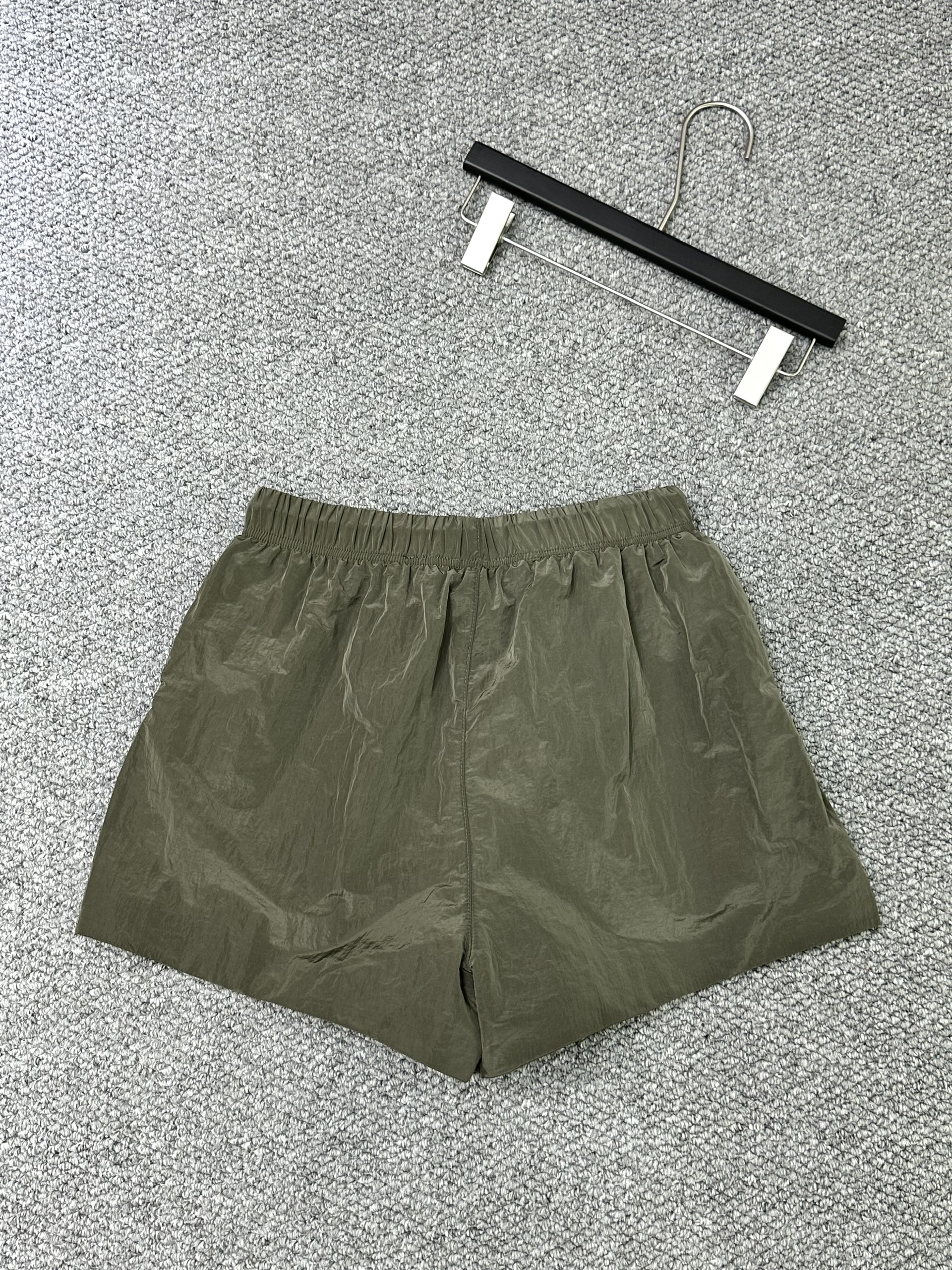 Quần short gió Essentials Xanh rêu bóng trơn logo tag chữ nổi Like Auth 1-1 on web VTN