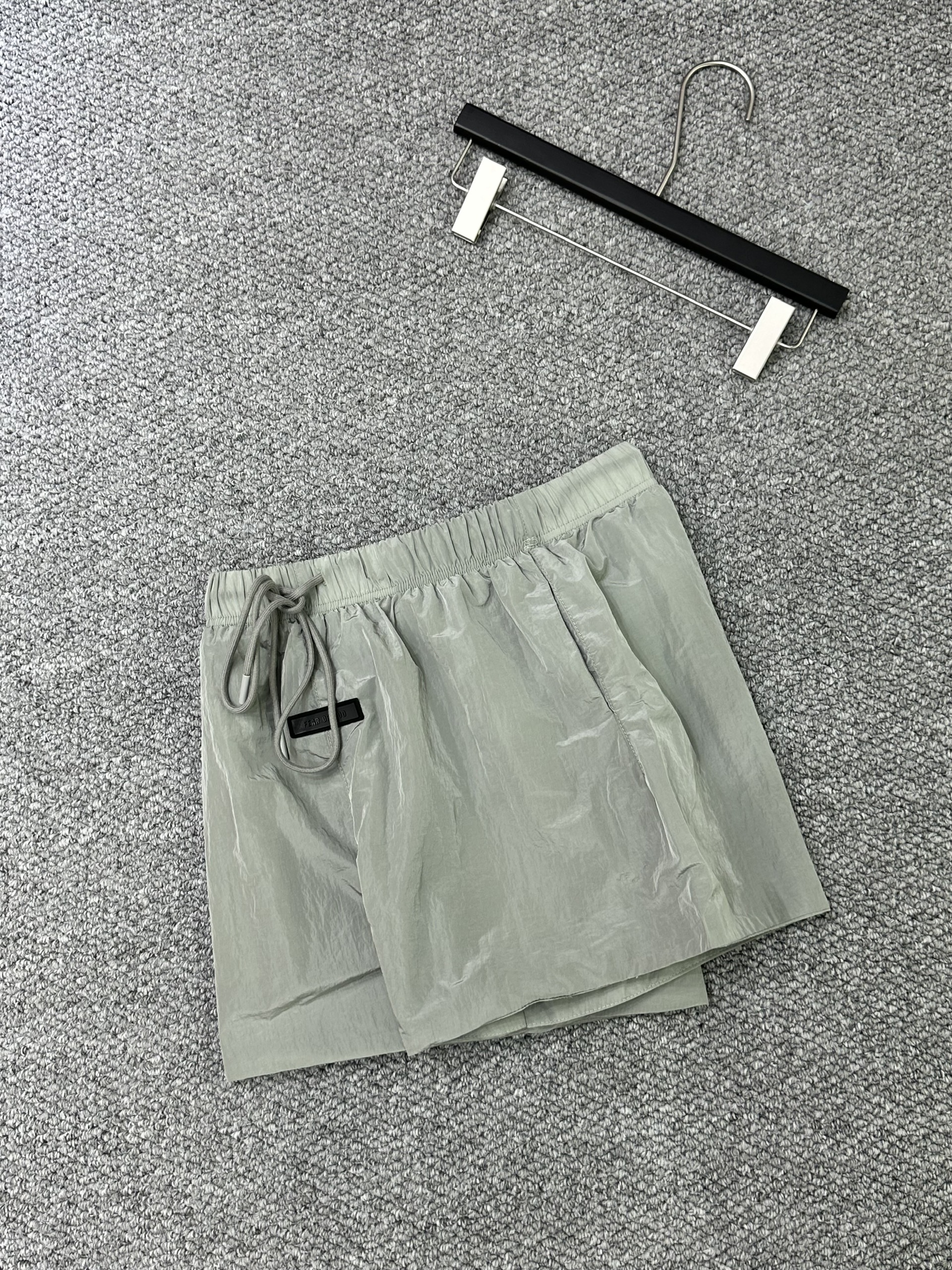Quần short gió Essentials Xanh nhạt bóng trơn logo tag chữ nổi Like Auth 1-1 on web VTN