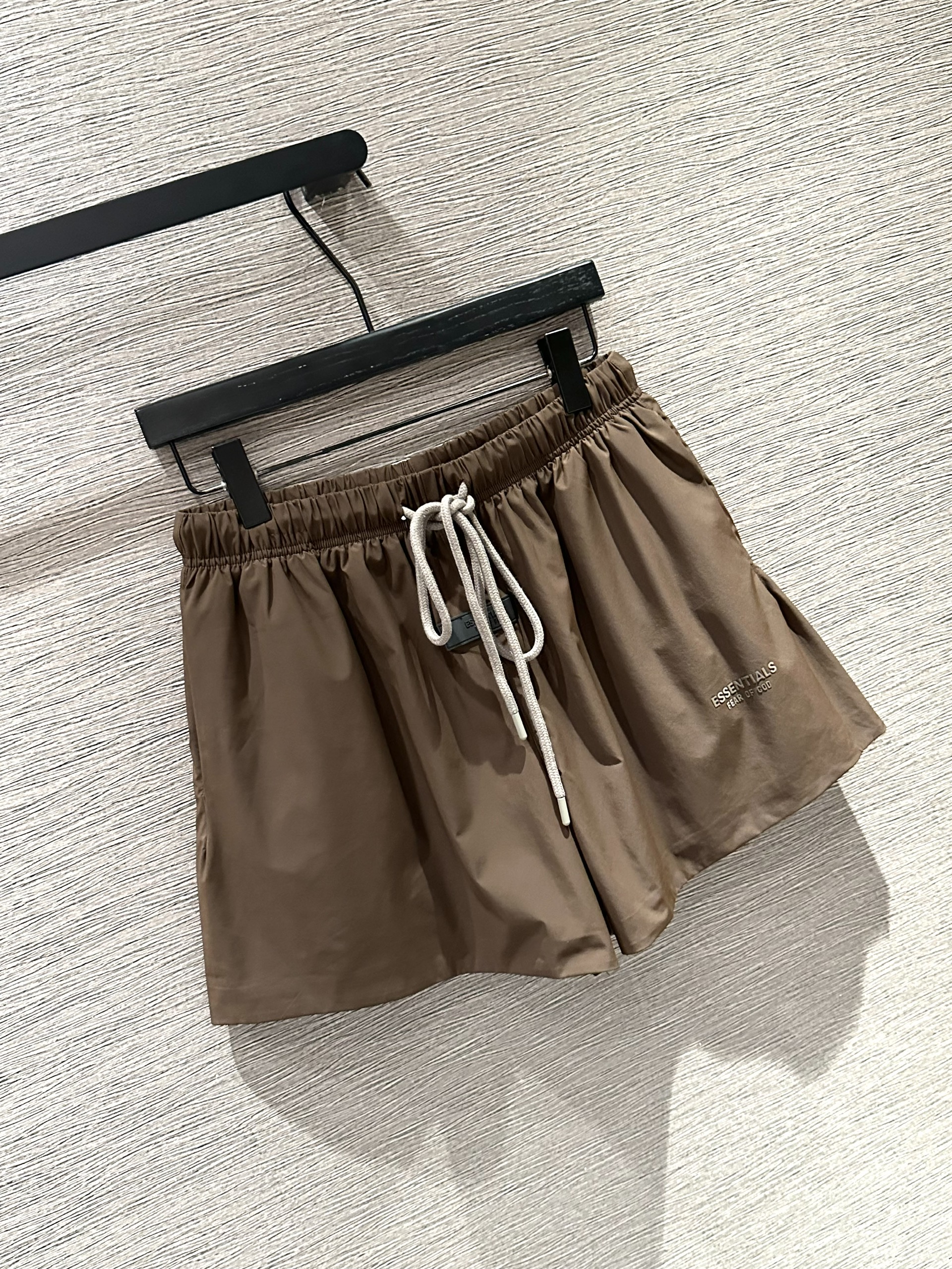 Quần short gió Essentials Nâu trơn logo chữ nổi Like Auth 1-1 on web VTN