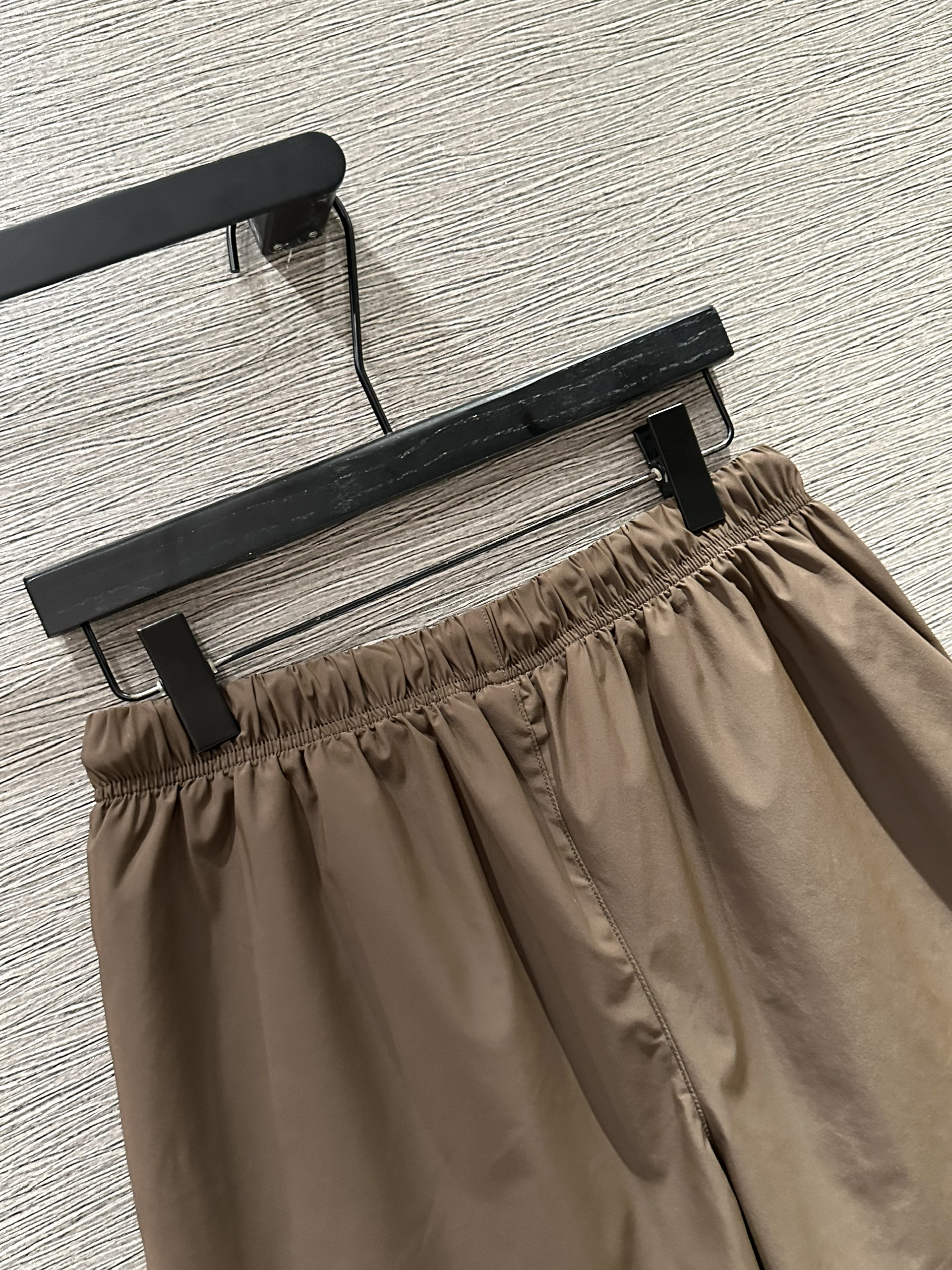 Quần short gió Essentials Nâu trơn logo chữ nổi Like Auth 1-1 on web VTN