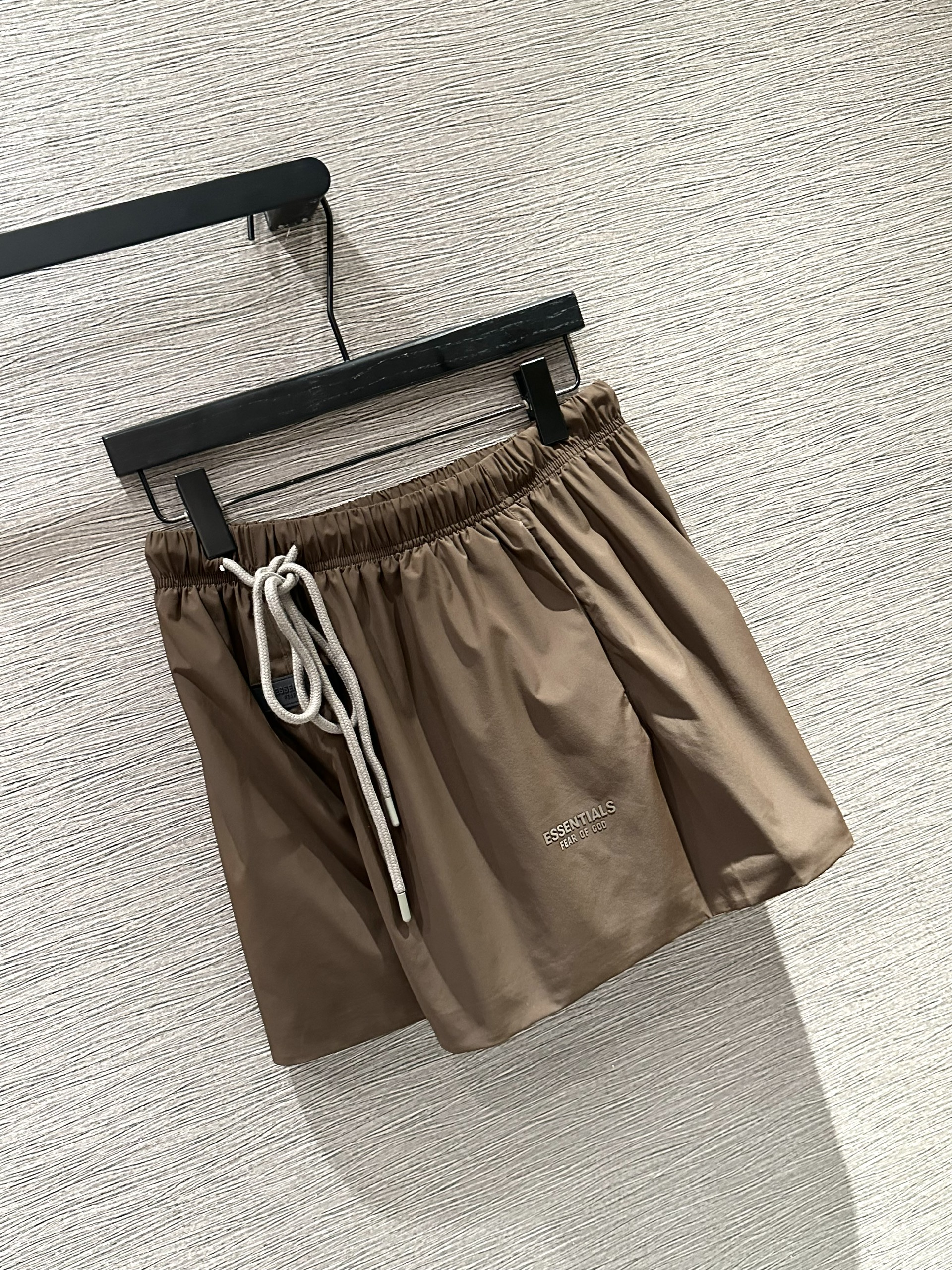 Quần short gió Essentials Nâu trơn logo chữ nổi Like Auth 1-1 on web VTN