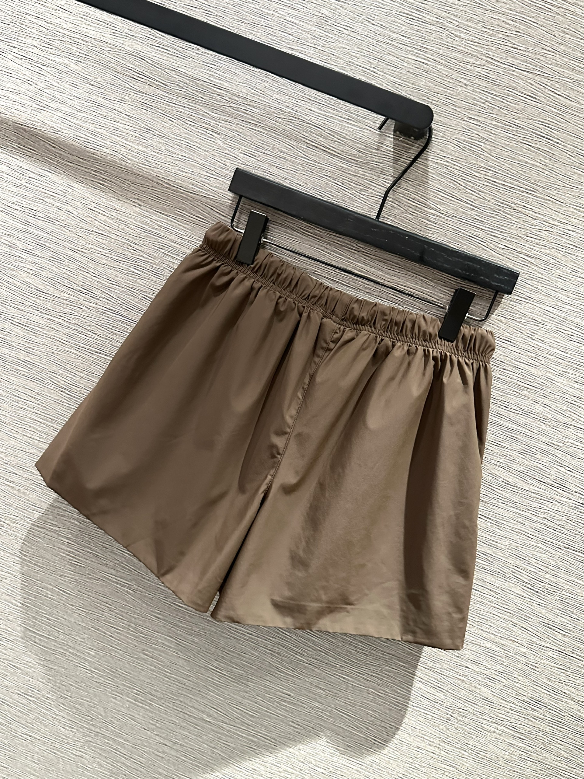 Quần short gió Essentials Nâu trơn logo chữ nổi Like Auth 1-1 on web VTN