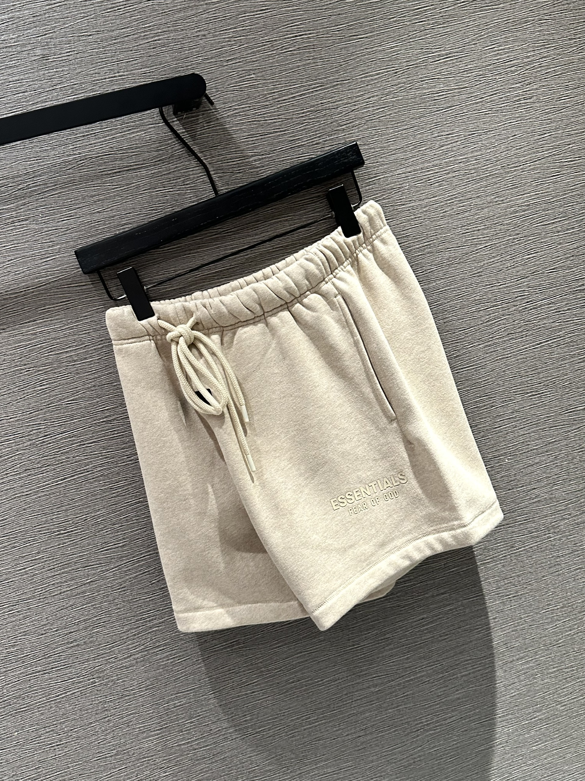 Quần short nỉ Essentials Be trơn logo tag chữ da nổi Like Auth 1-1 on web VTN