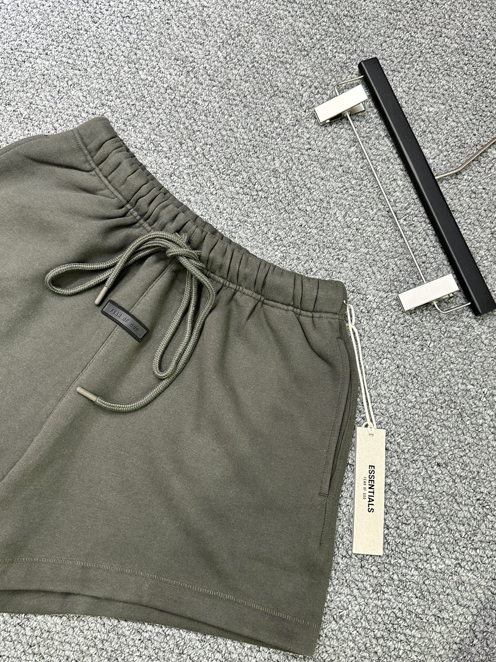 Quần short nỉ Essentials Xanh rêu trơn logo tag chữ da nổi Like Auth 1-1 on web VTN