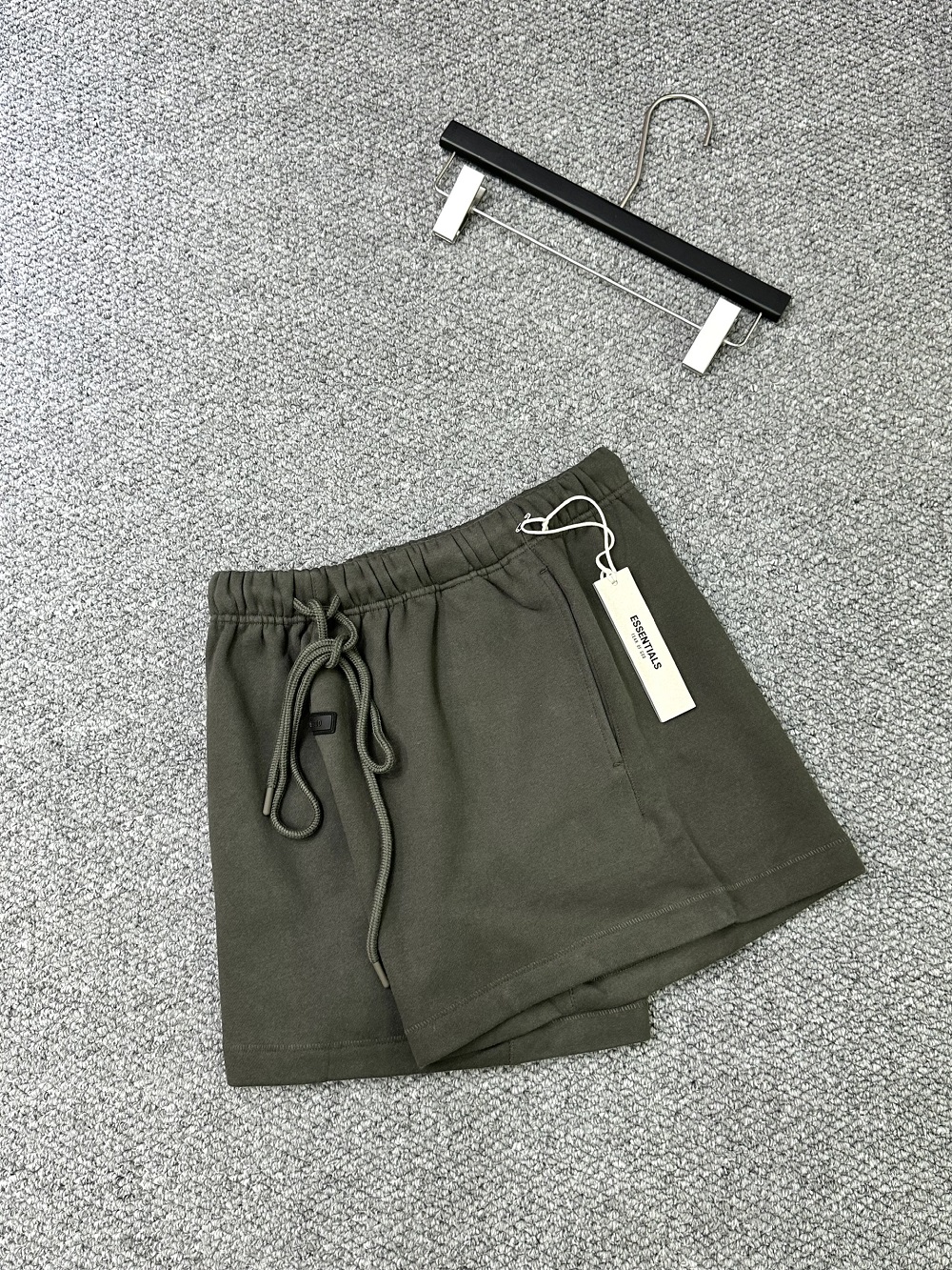 Quần short nỉ Essentials Xanh rêu trơn logo tag chữ da nổi Like Auth 1-1 on web VTN