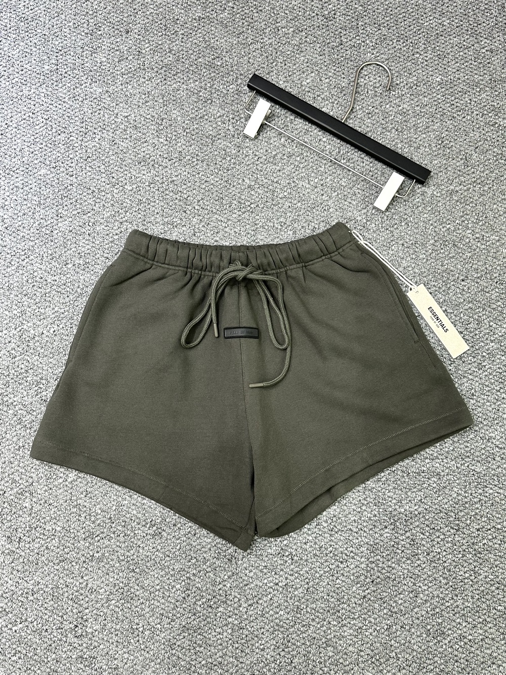 Quần short nỉ Essentials Xanh rêu trơn logo tag chữ da nổi Like Auth 1-1 on web VTN