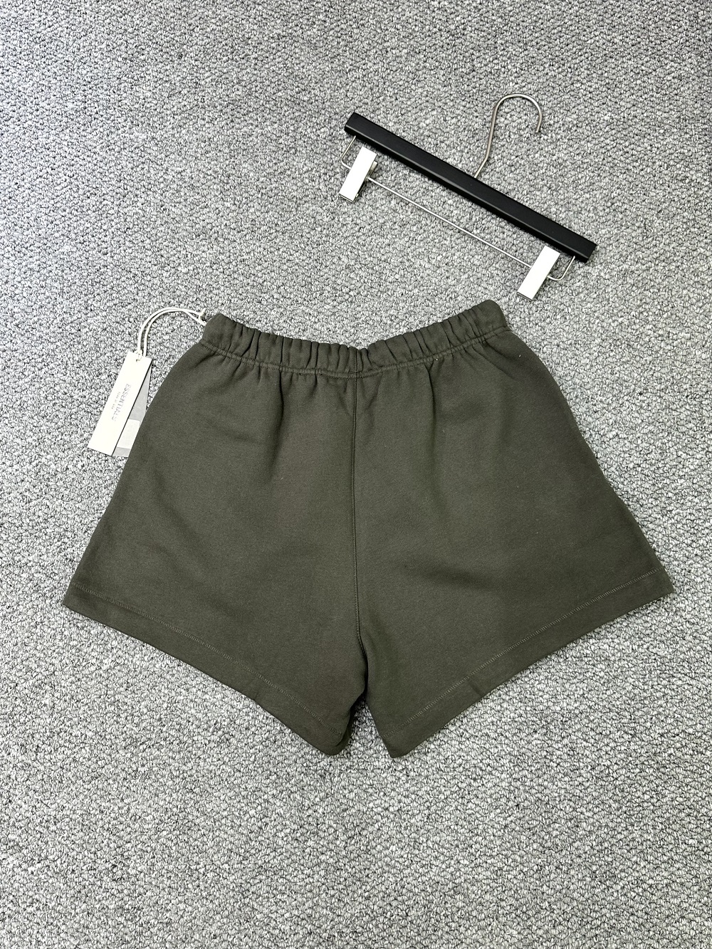 Quần short nỉ Essentials Xanh rêu trơn logo tag chữ da nổi Like Auth 1-1 on web VTN