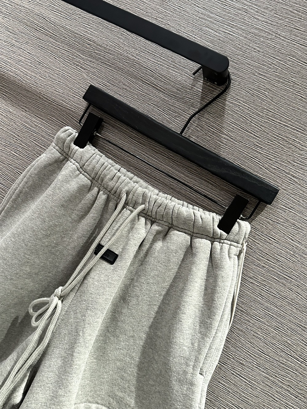 Quần short nỉ Essentials Xám trơn logo tag chữ da nổi Like Auth 1-1 on web VTN