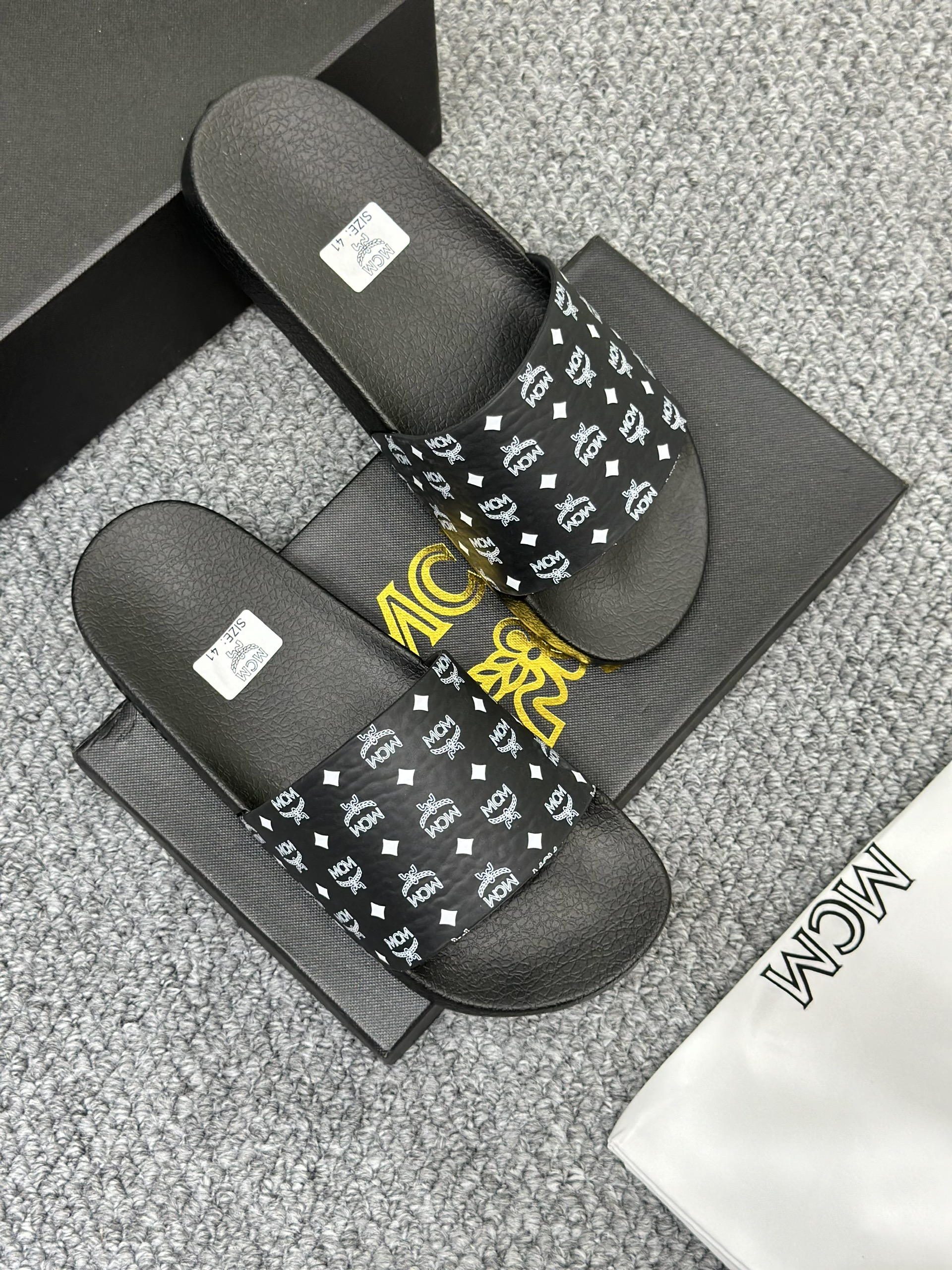 Dép lê quai ngang MCM Đen họa tiết logo chữ Trắng Like Auth on web fullbox bill thẻ VTN