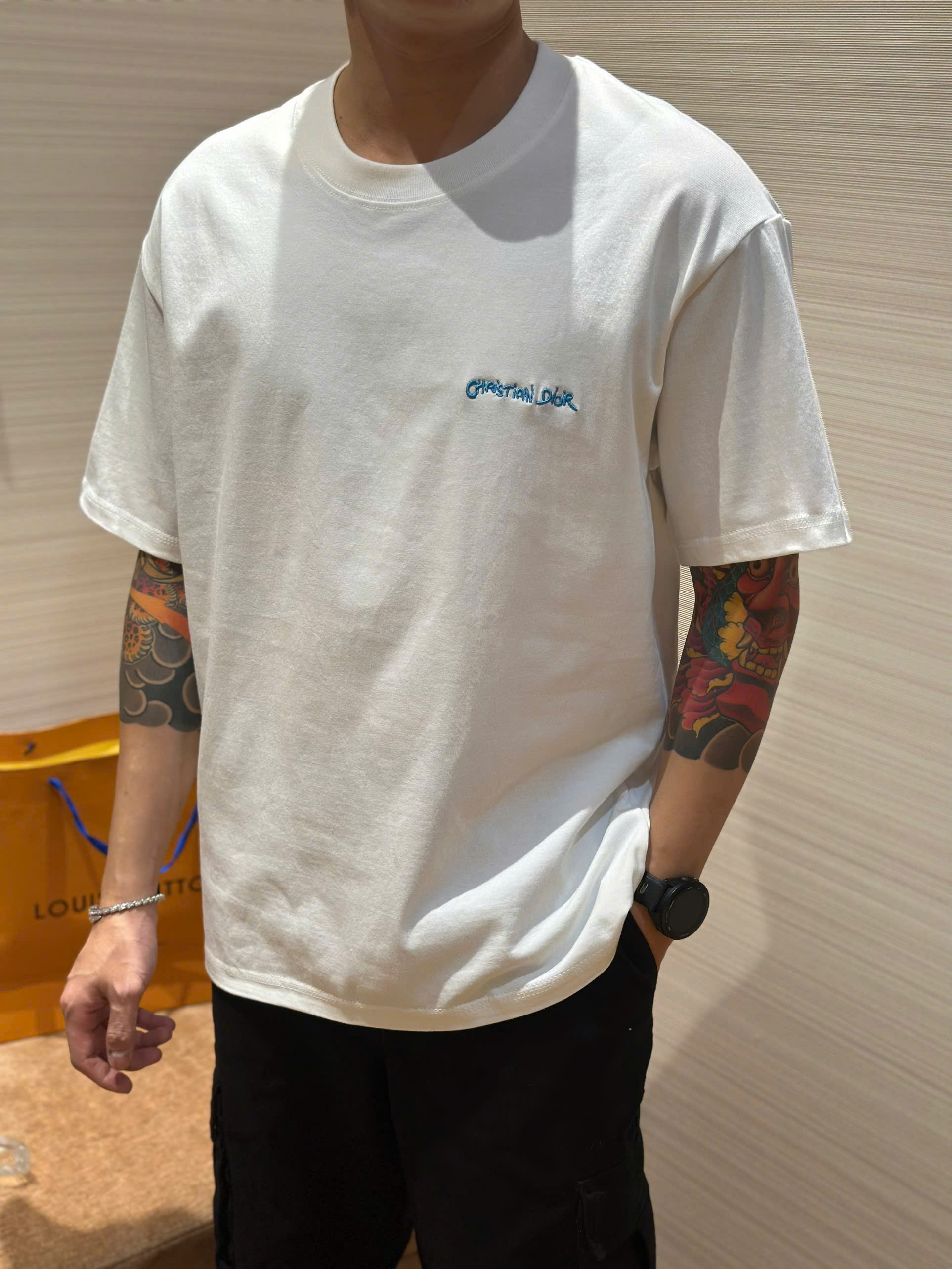 Áo phông T-shirt Dior CD Trắng logo chữ Xanh thêu ngực Like Auth on web DDT