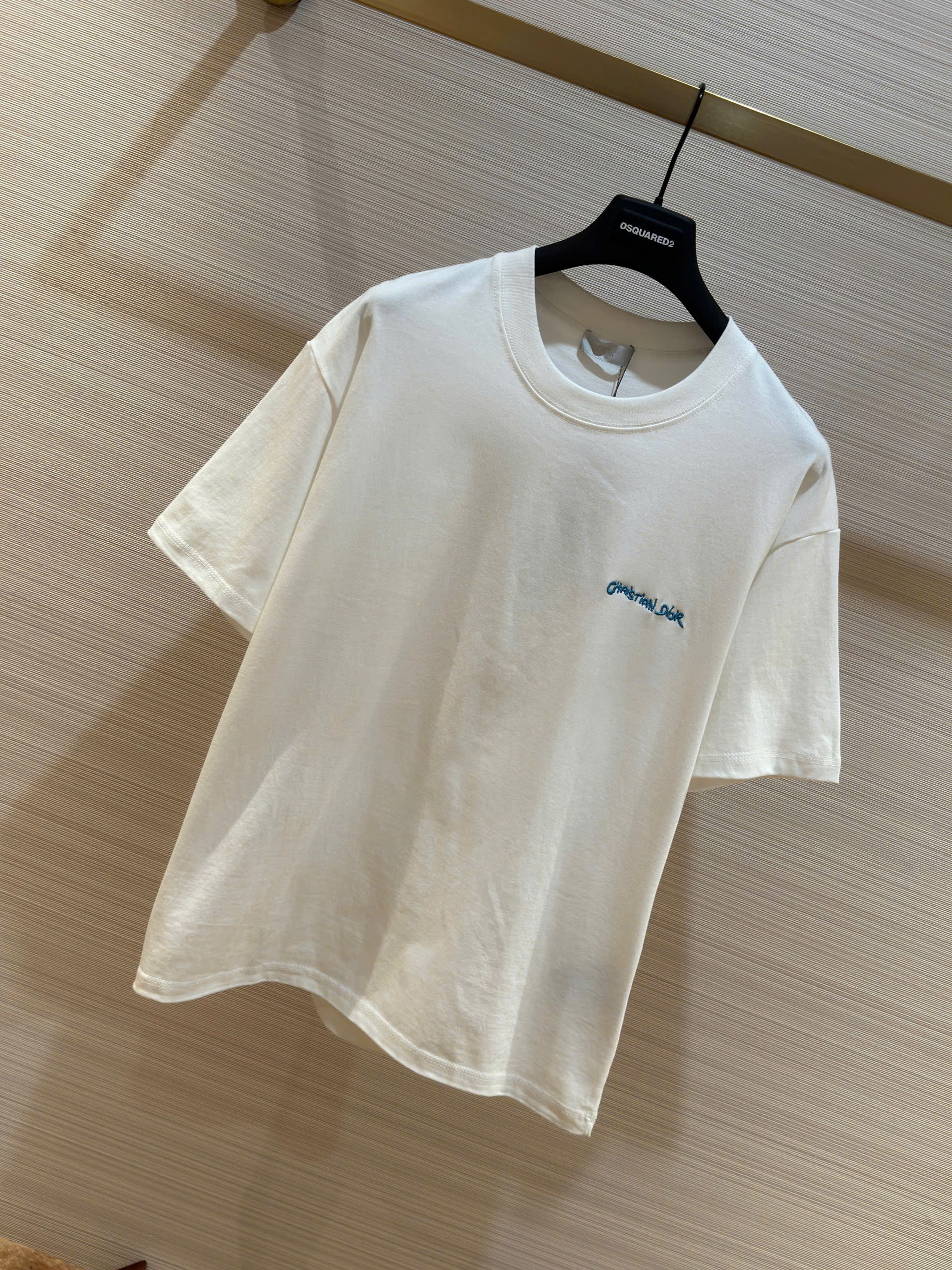 Áo phông T-shirt Dior CD Trắng logo chữ Xanh thêu ngực Like Auth on web DDT