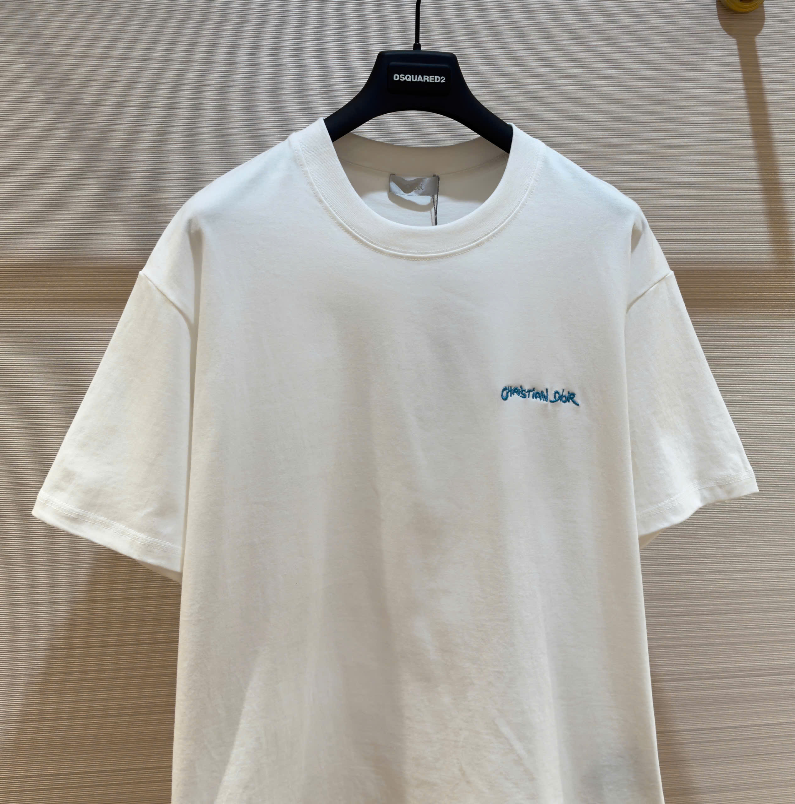 Áo phông T-shirt Dior CD Trắng logo chữ Xanh thêu ngực Like Auth on web DDT