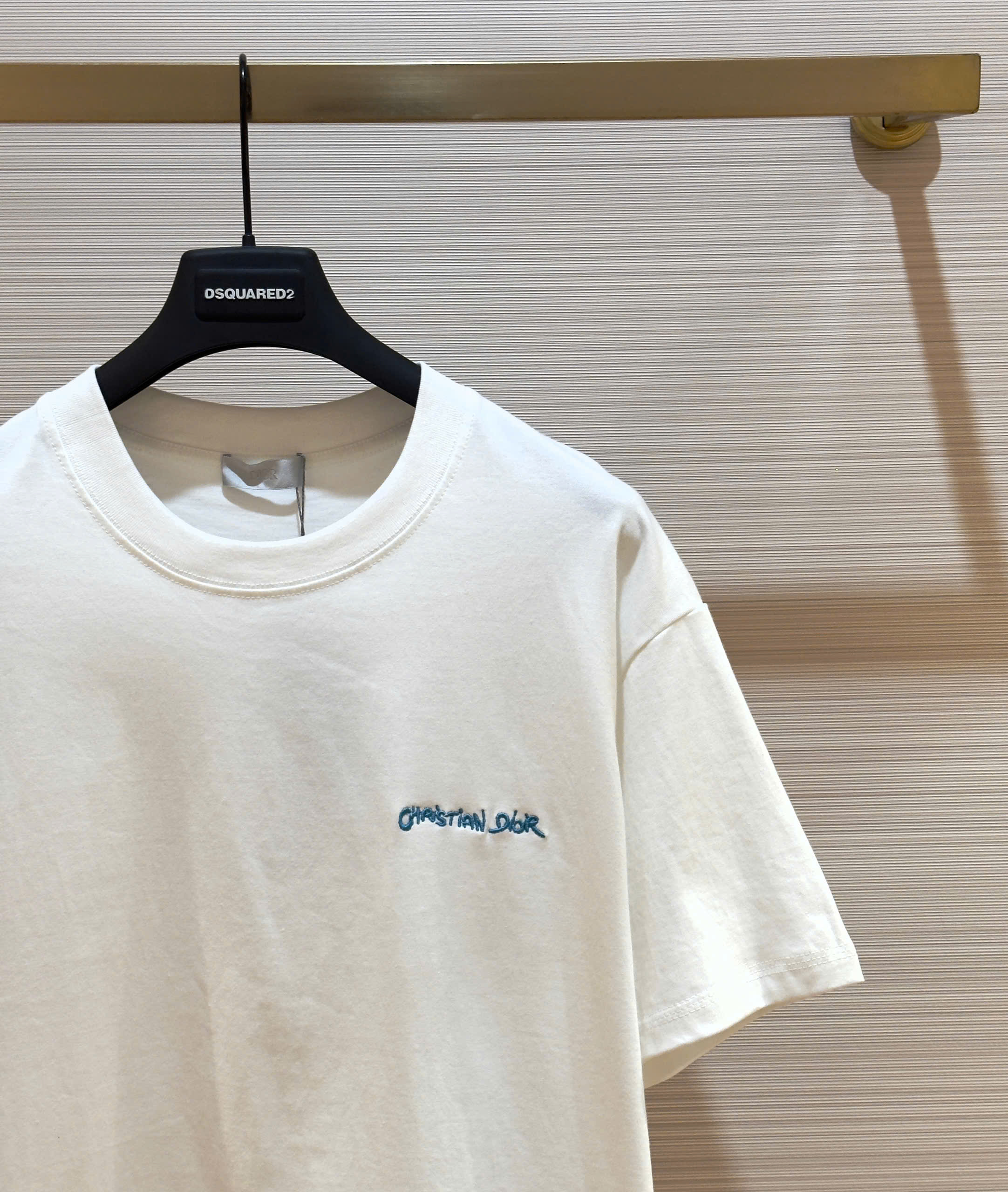 Áo phông T-shirt Dior CD Trắng logo chữ Xanh thêu ngực Like Auth on web DDT