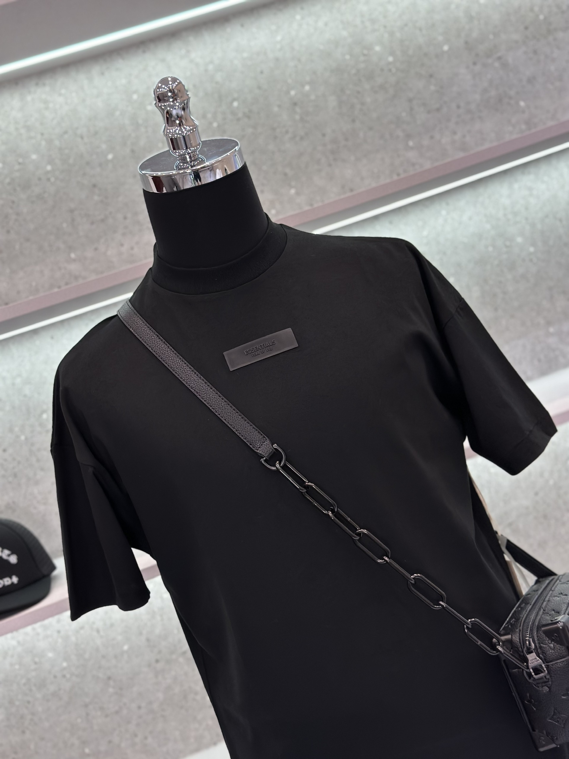 Bộ, Set hè Essentials Đen tag da logo chữ nổi Like Auth on web VTN