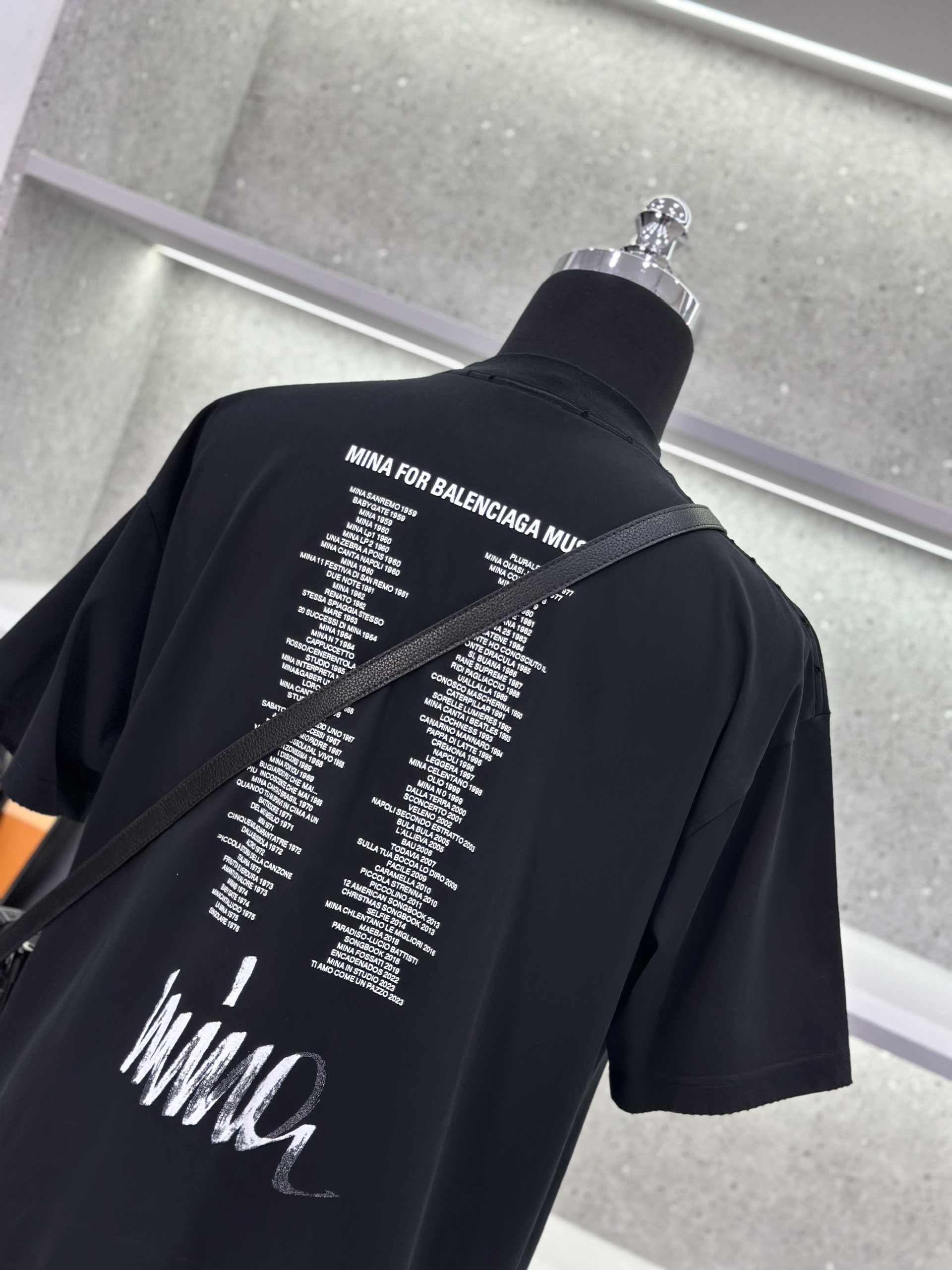 Áo phông T-shirt Balenciaga BB Đen họa tiết mặt người to phối chữ lưng Like Auth on web VTN