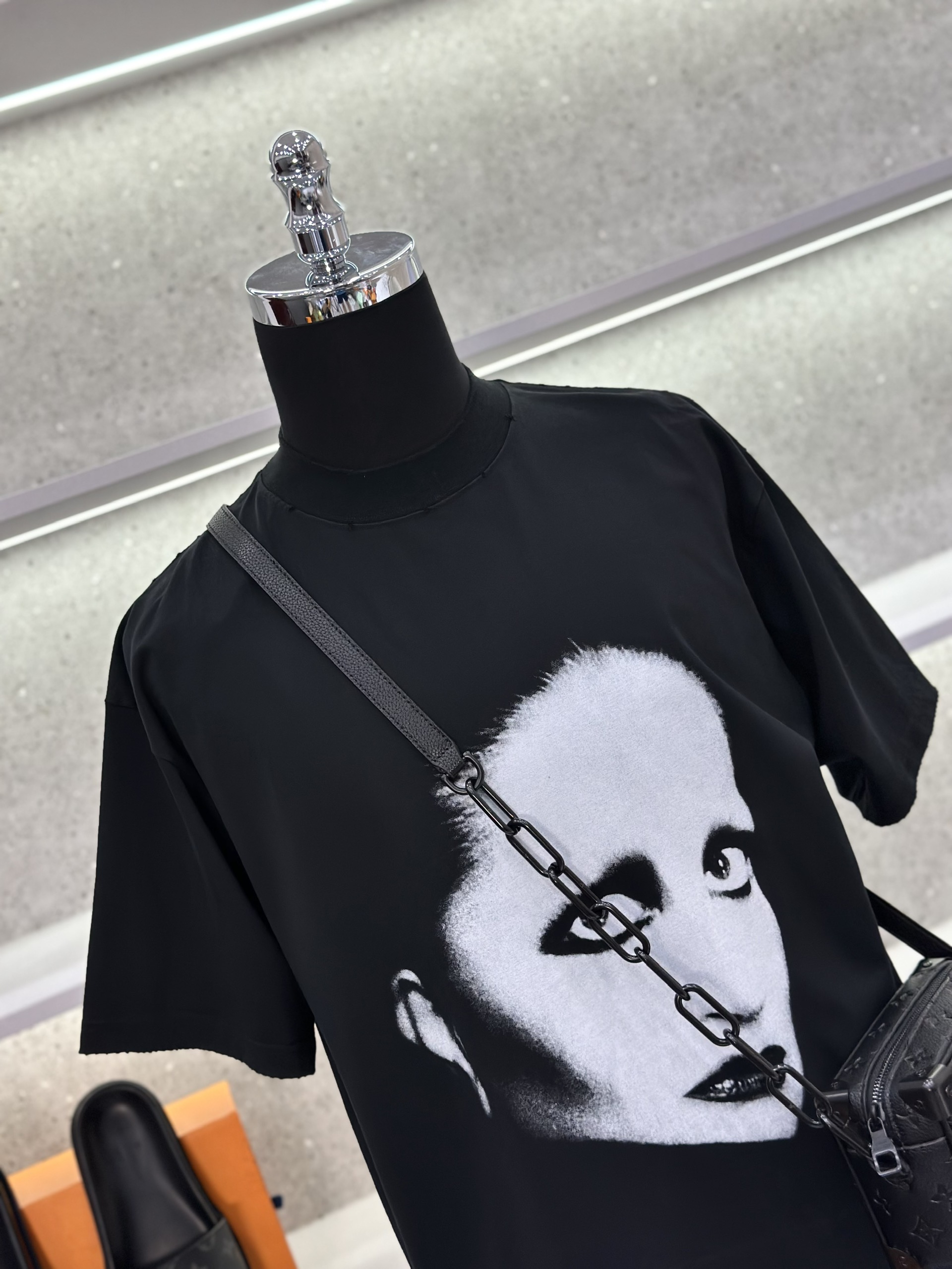 Áo phông T-shirt Balenciaga BB Đen họa tiết mặt người to phối chữ lưng Like Auth on web VTN