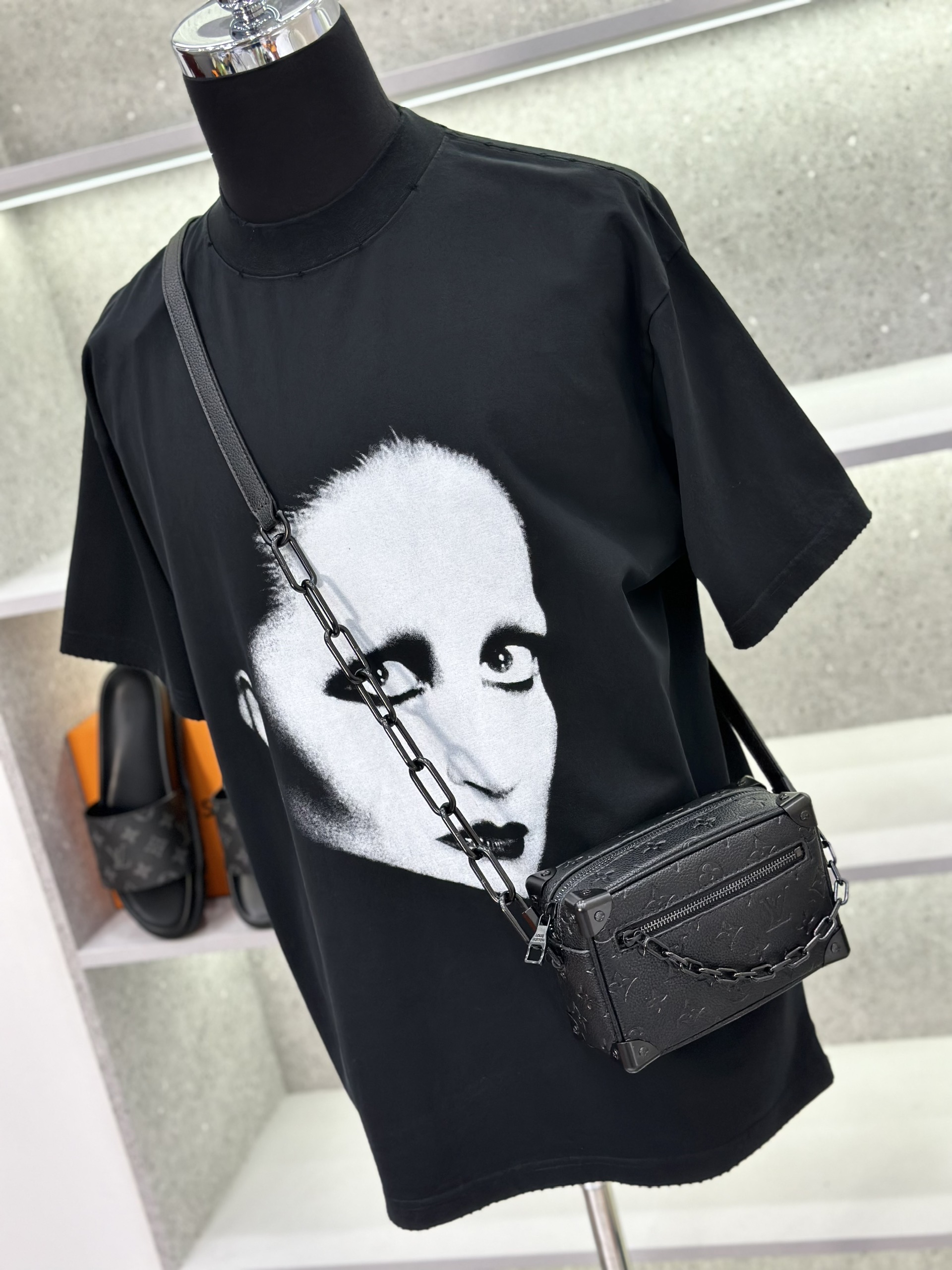 Áo phông T-shirt Balenciaga BB Đen họa tiết mặt người to phối chữ lưng Like Auth on web VTN