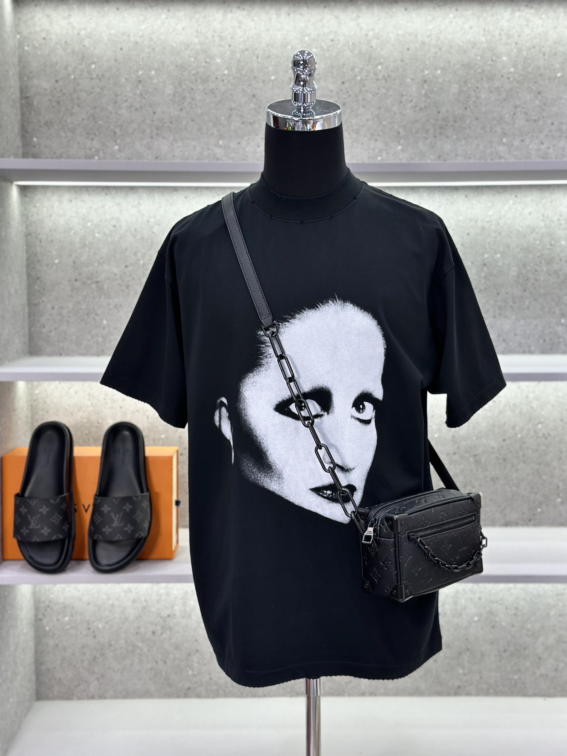 Áo phông T-shirt Balenciaga BB Đen họa tiết mặt người to phối chữ lưng Like Auth on web VTN