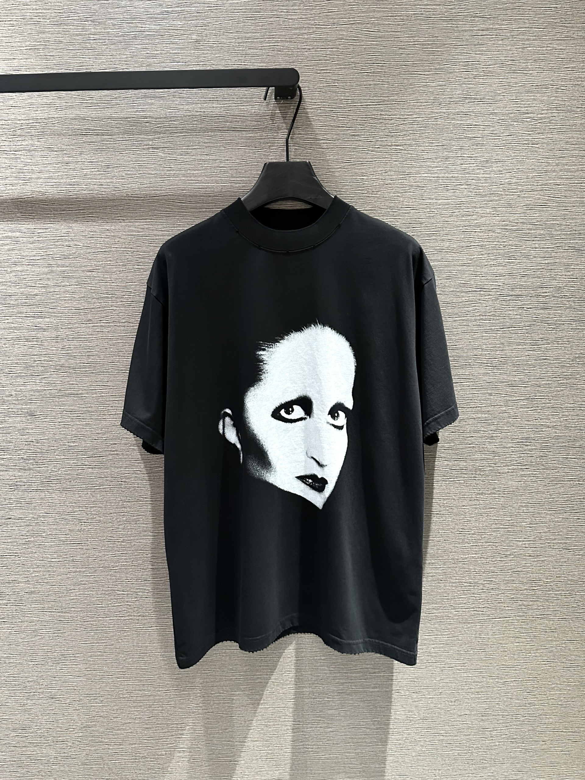 Áo phông T-shirt Balenciaga BB Đen họa tiết mặt người to phối chữ lưng Like Auth on web VTN