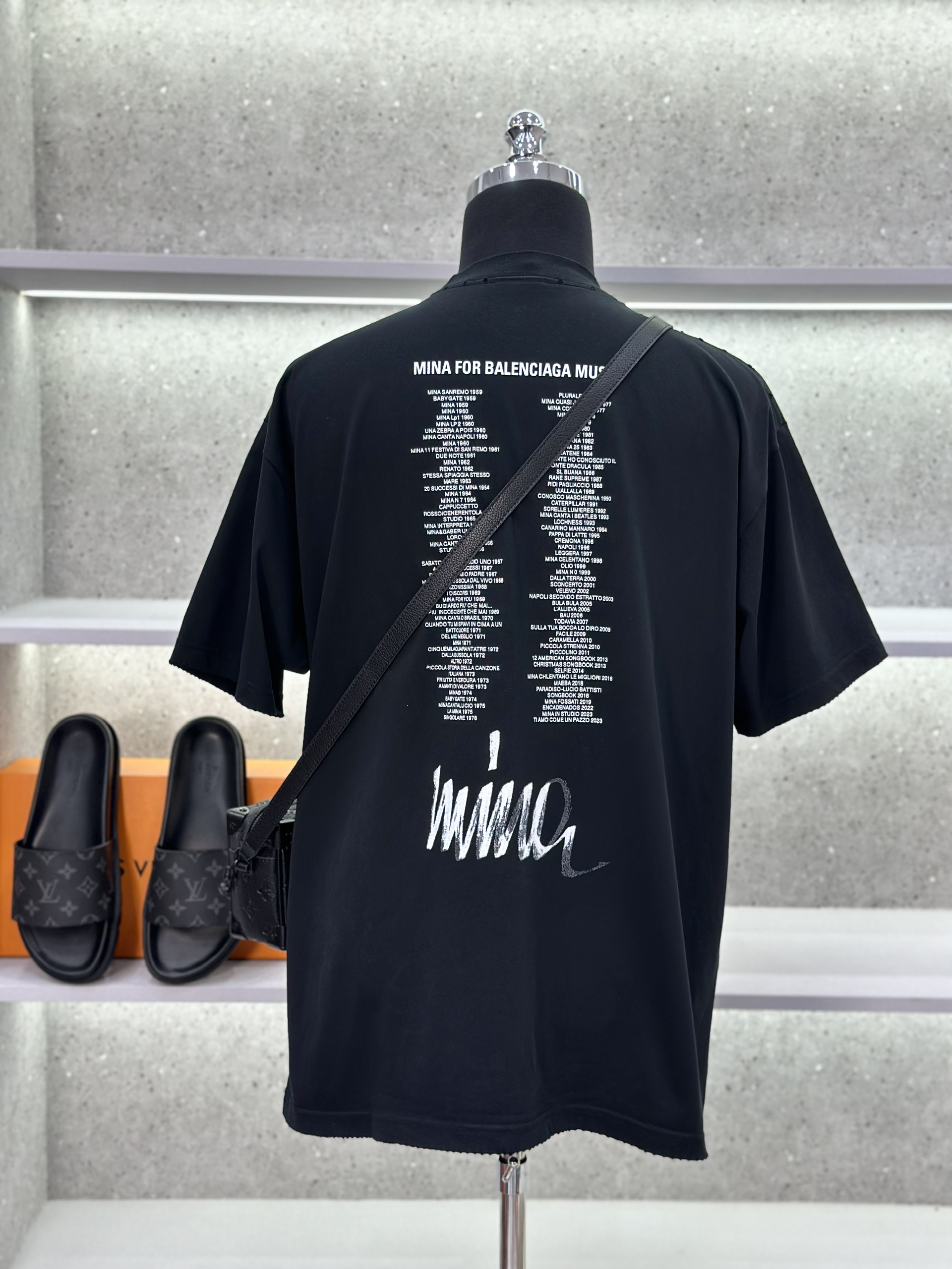Áo phông T-shirt Balenciaga BB Đen họa tiết mặt người to phối chữ lưng Like Auth on web VTN