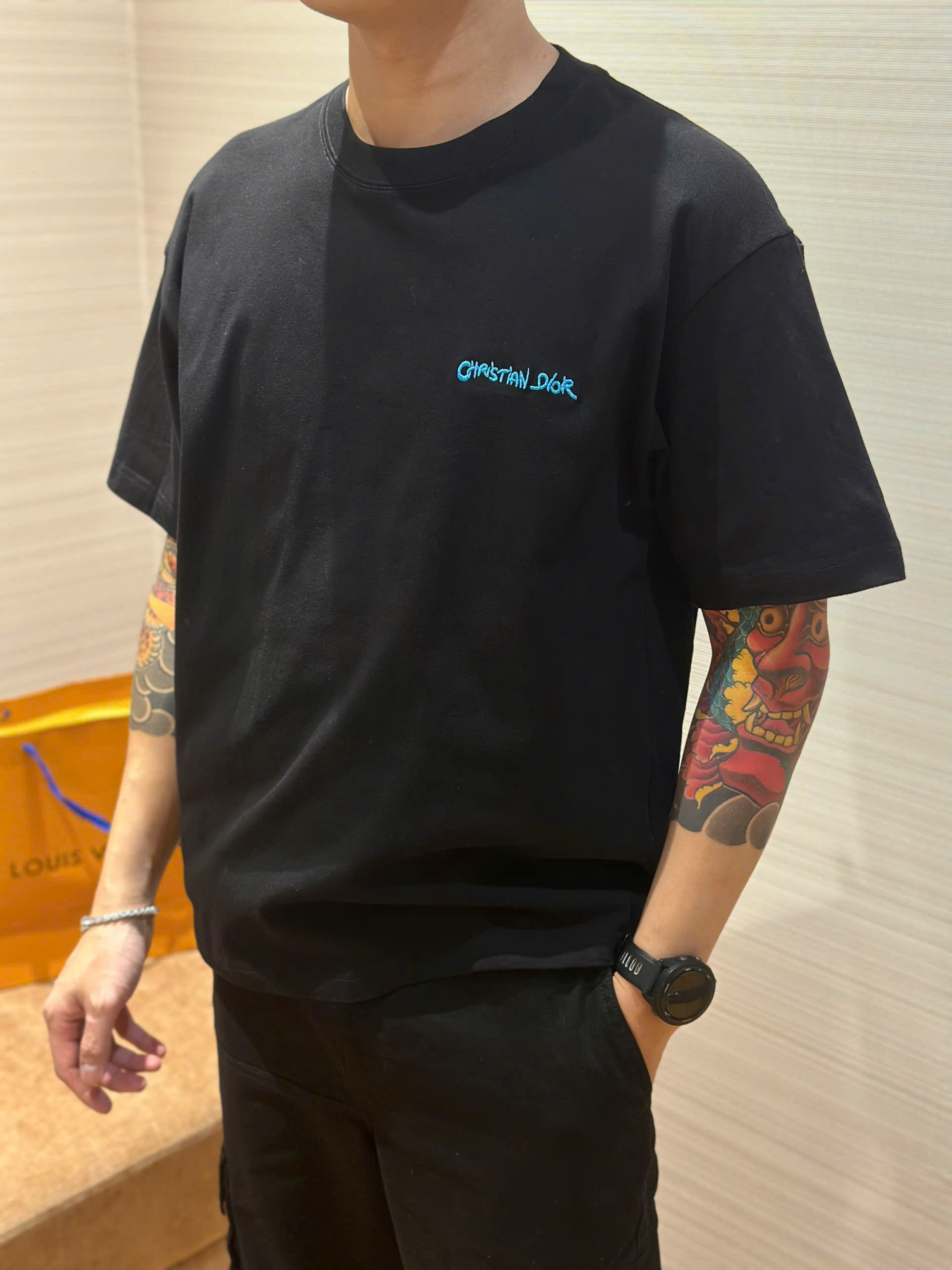 Áo phông T-shirt Dior CD Đen logo chữ Xanh thêu ngực Like Auth on web DDT