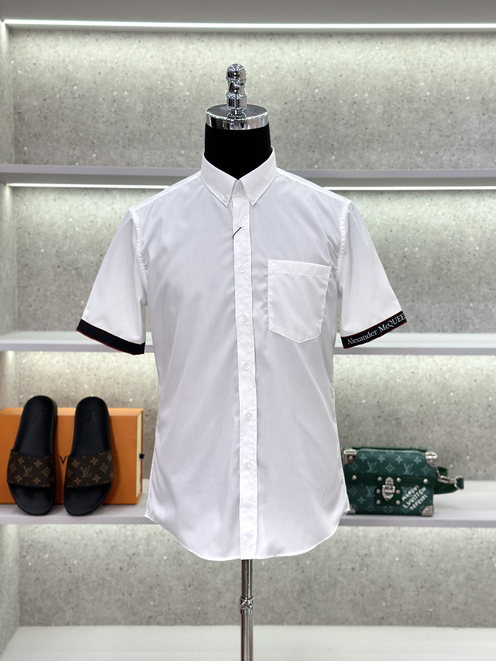 Áo sơ mi cộc tay McQueen MCQ Trắng kẻ sọc Đen Đỏ viền tay Like Auth on web VTN