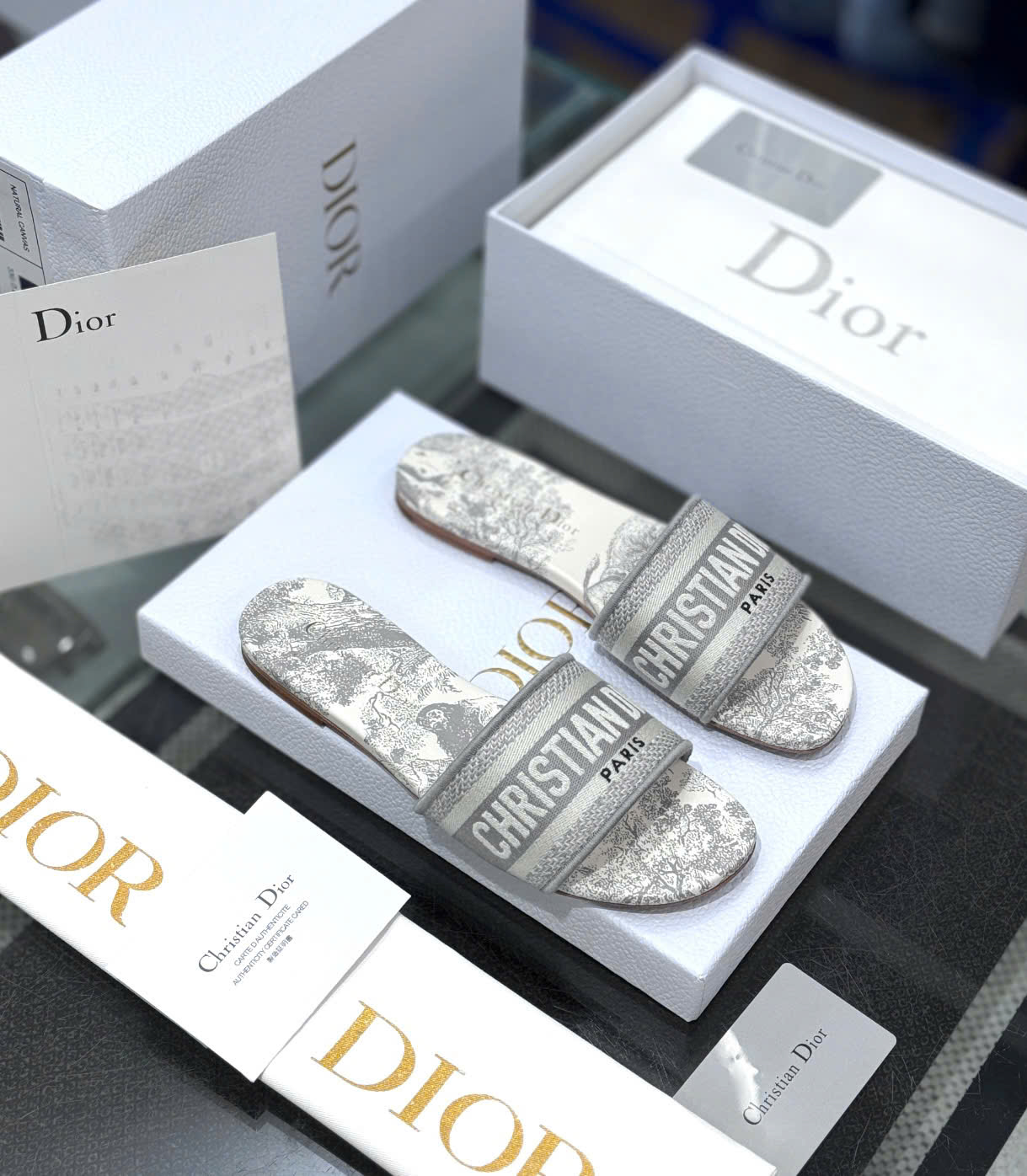 Dép lê quai ngang nữ Dior CD Trắng họa tiết logo Xám Like Auth on web fullbox bill thẻ DDT