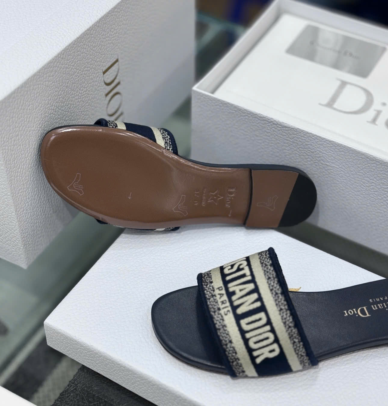 Dép lê quai ngang nữ Dior CD Đen họa tiết logo Trắng Like Auth on web fullbox bill thẻ DDT