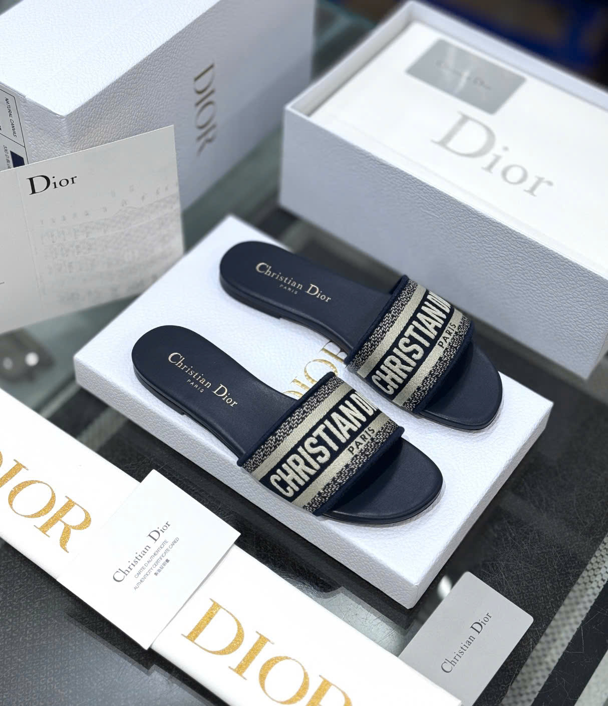 Dép lê quai ngang nữ Dior CD Đen họa tiết logo Trắng Like Auth on web fullbox bill thẻ DDT
