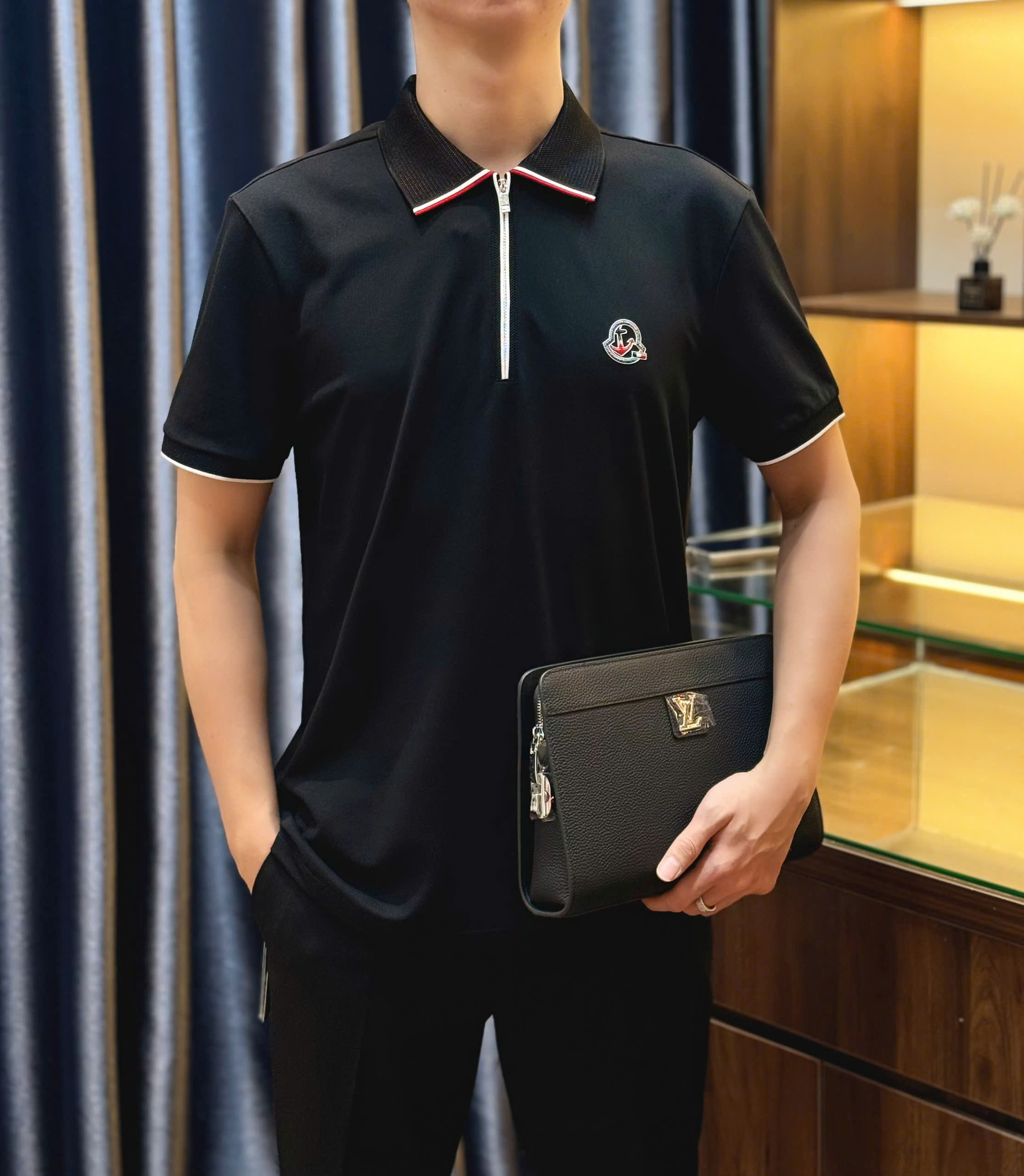 Áo polo cổ khóa Moncler M logo thêu ngực kẻ sọc viền cổ tay Like Auth 1-1 on web DDT