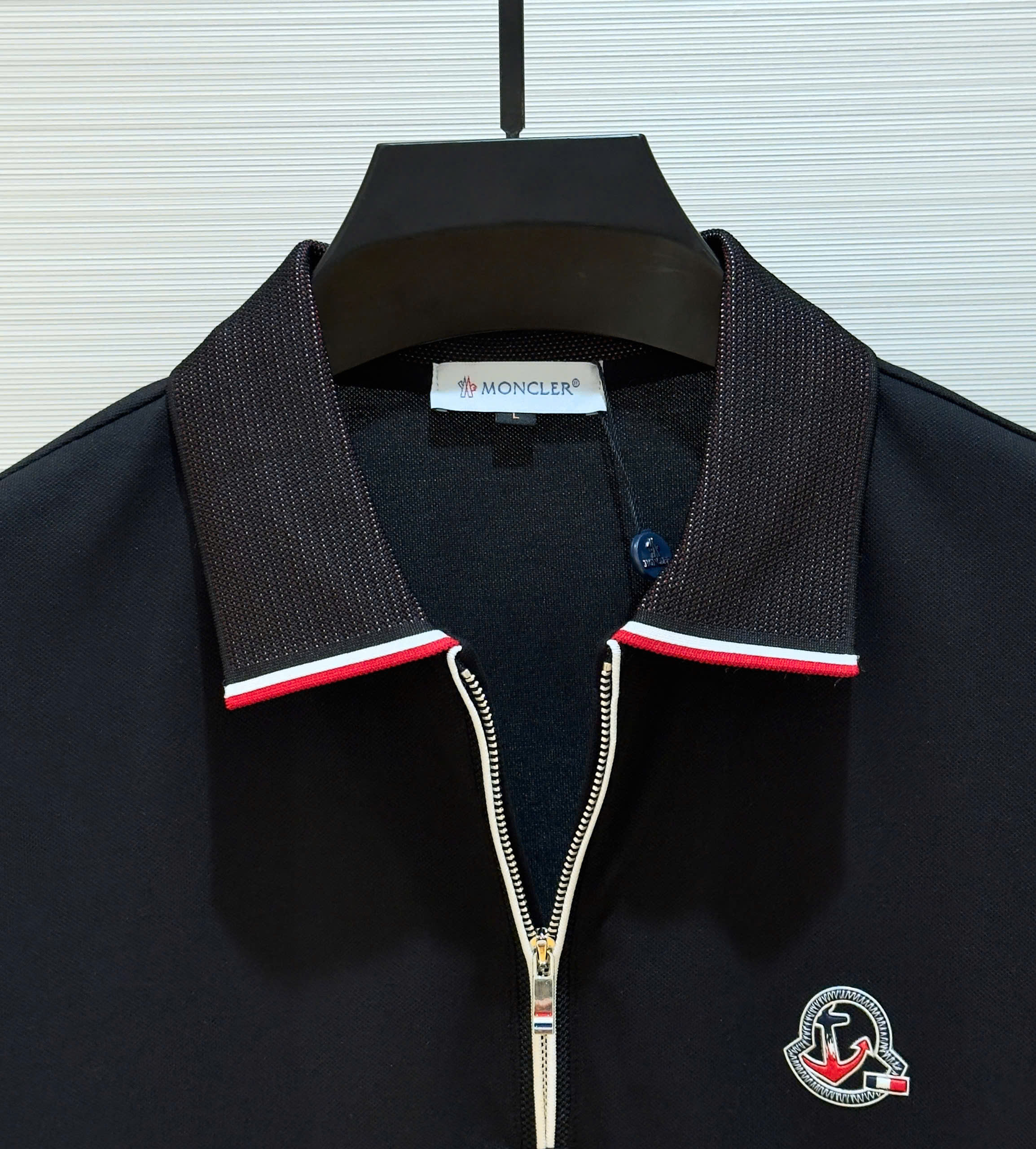 Áo polo cổ khóa Moncler M logo thêu ngực kẻ sọc viền cổ tay Like Auth 1-1 on web DDT