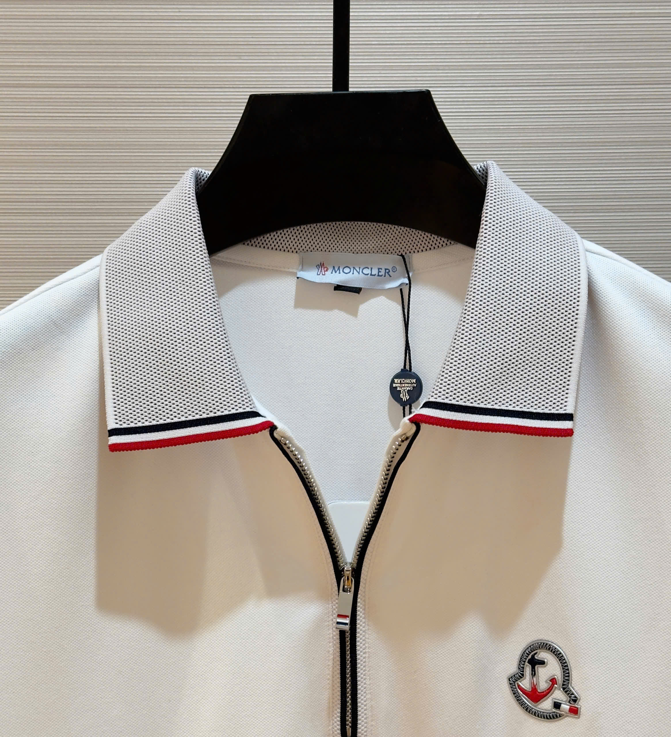 Áo polo cổ khóa Moncler M logo thêu ngực kẻ sọc viền cổ tay Like Auth 1-1 on web DDT