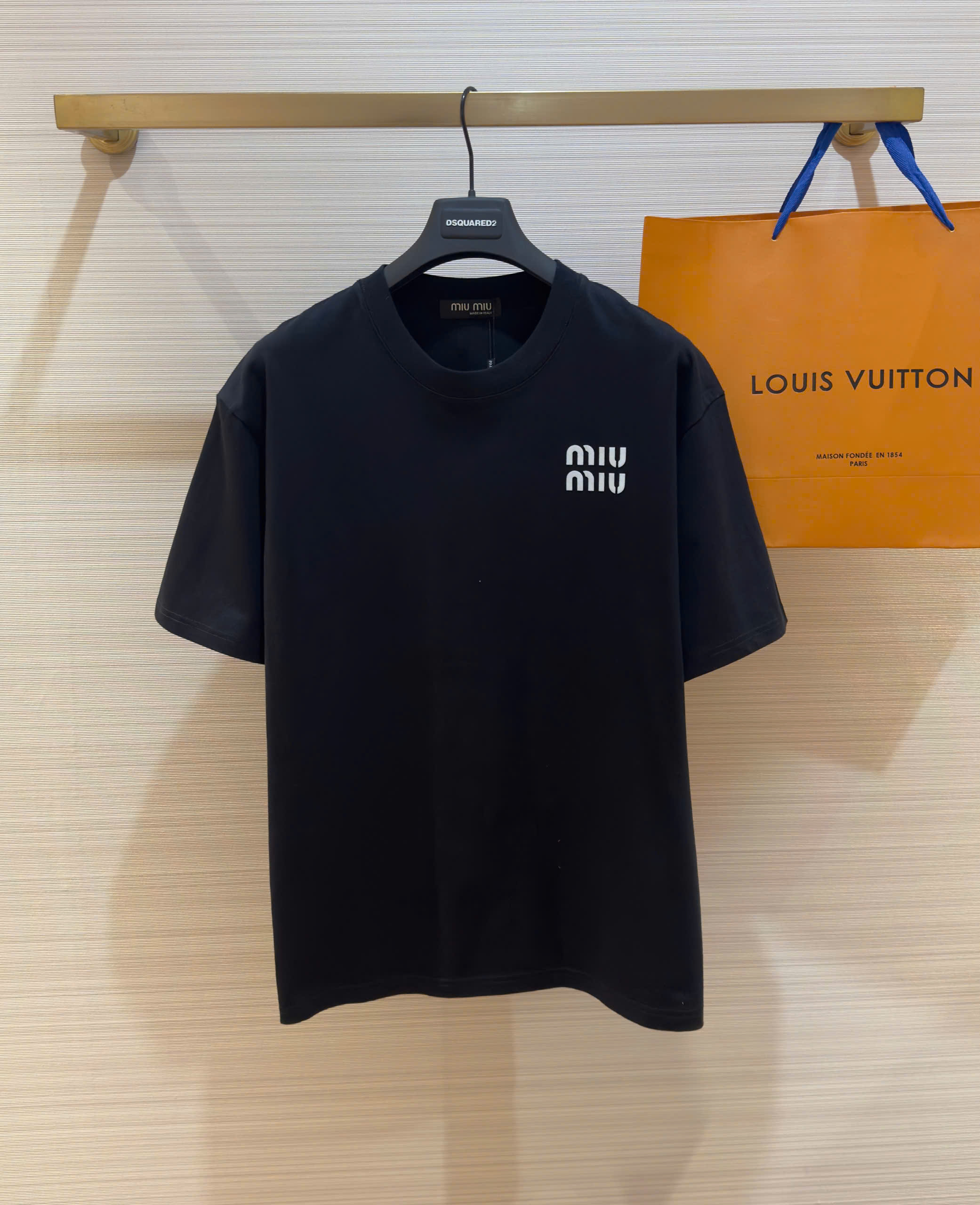 Áo phông T-shirt Miumiu logo chữ ngực Like Auth on web DDT