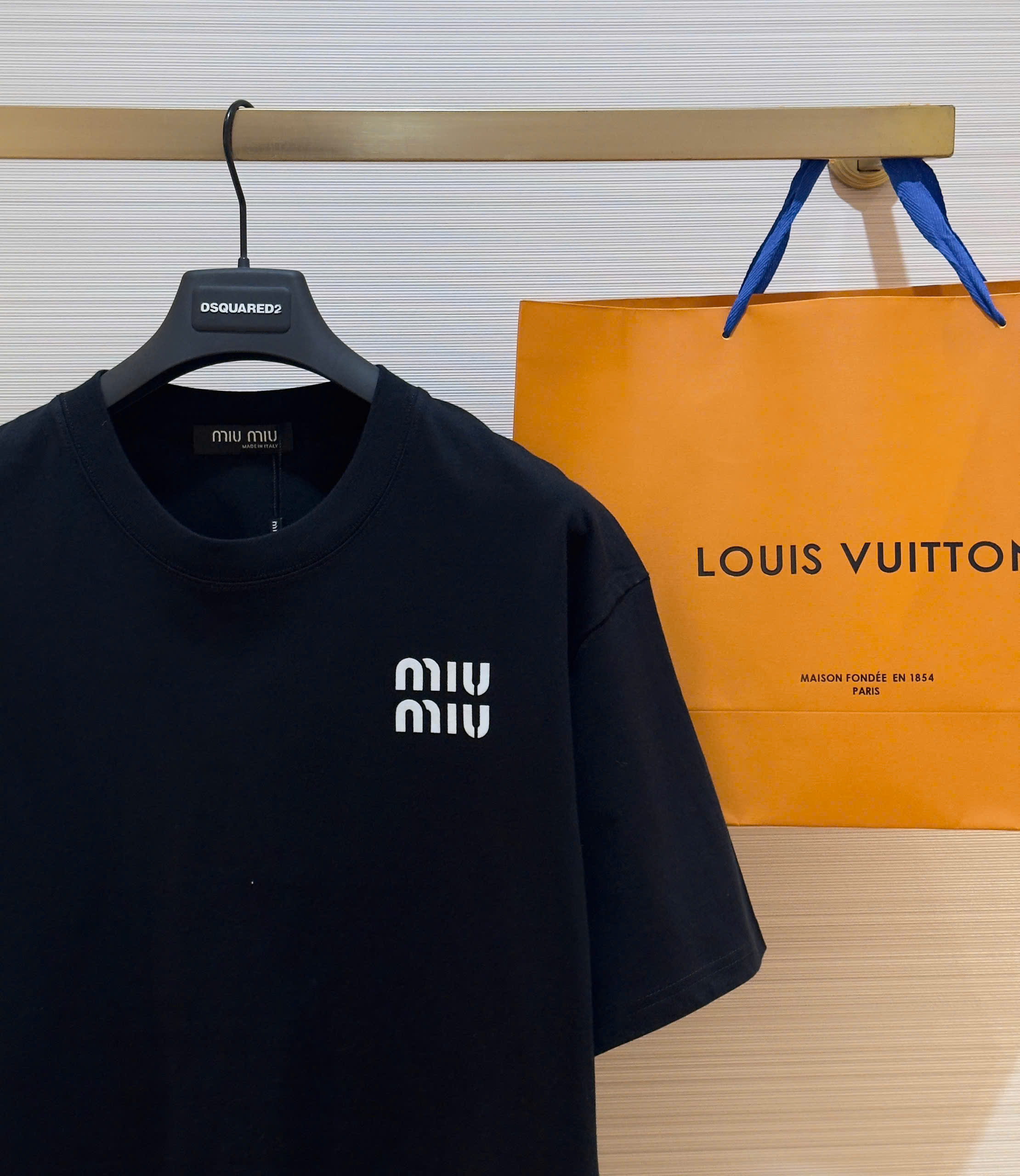 Áo phông T-shirt Miumiu logo chữ ngực Like Auth on web DDT