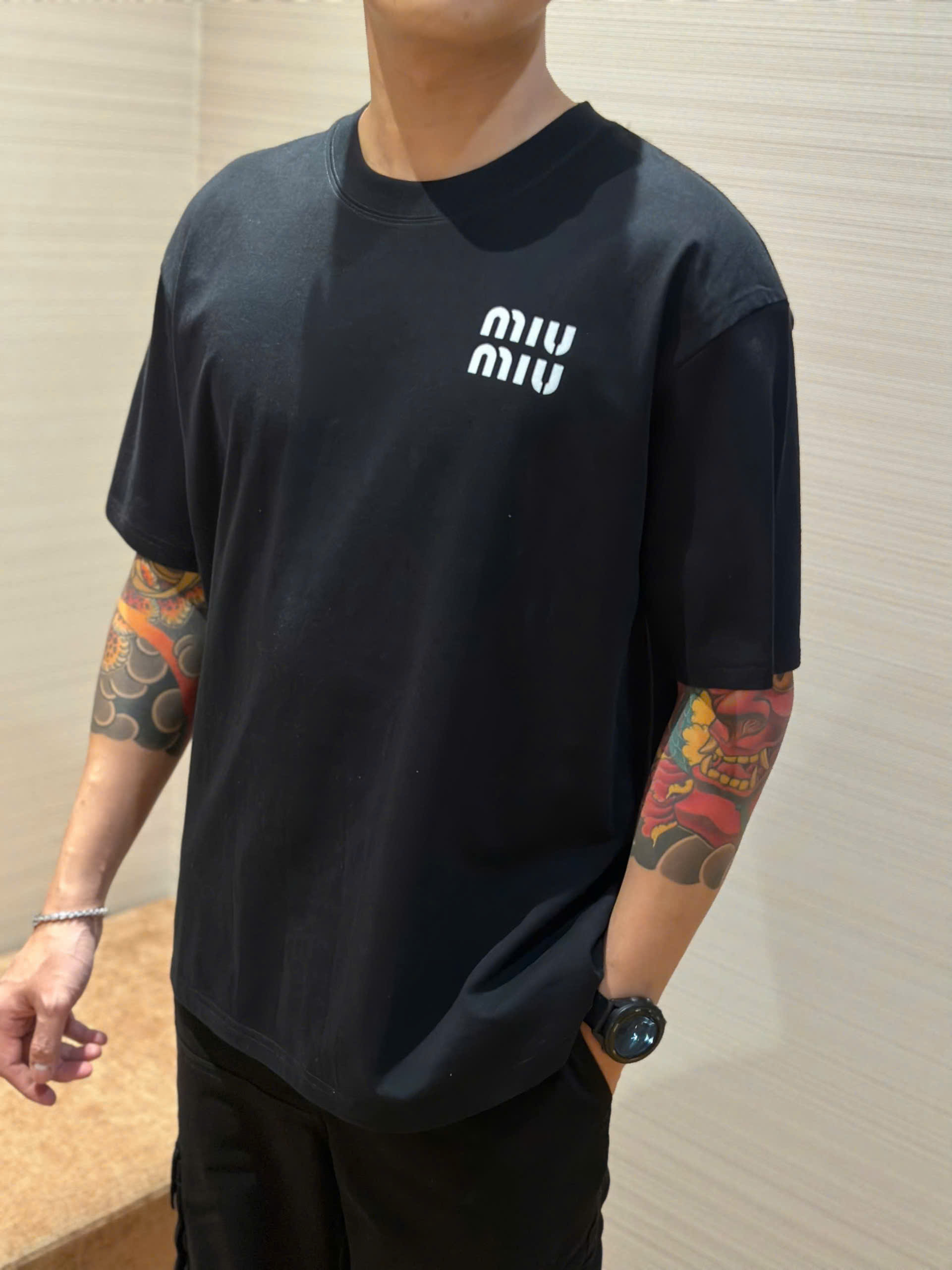 Áo phông T-shirt Miumiu logo chữ ngực Like Auth on web DDT