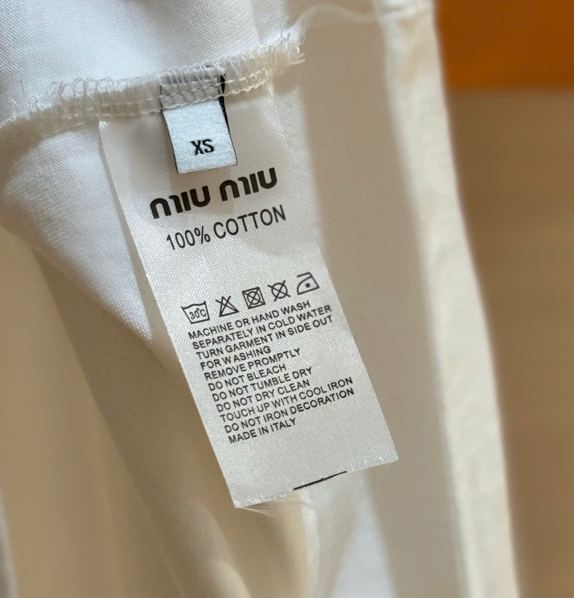 Áo phông T-shirt Miumiu logo chữ ngực Like Auth on web DDT
