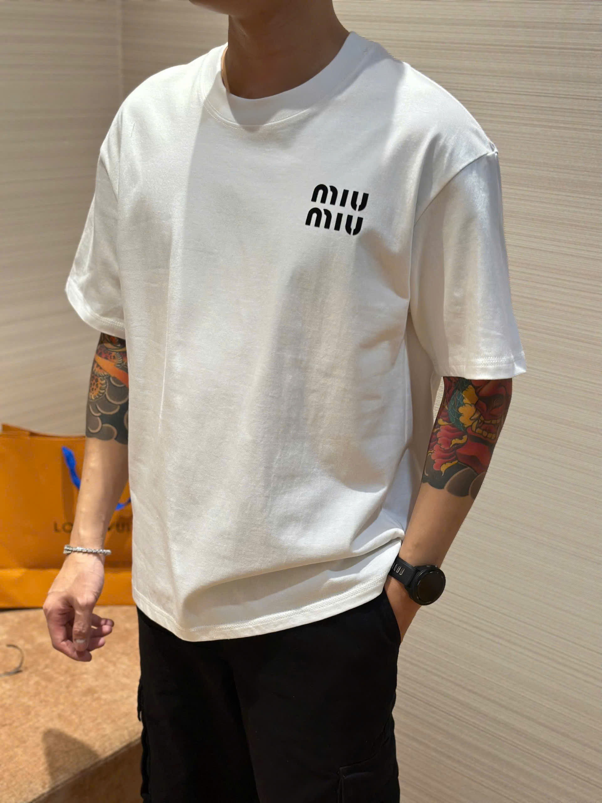 Áo phông T-shirt Miumiu logo chữ ngực Like Auth on web DDT