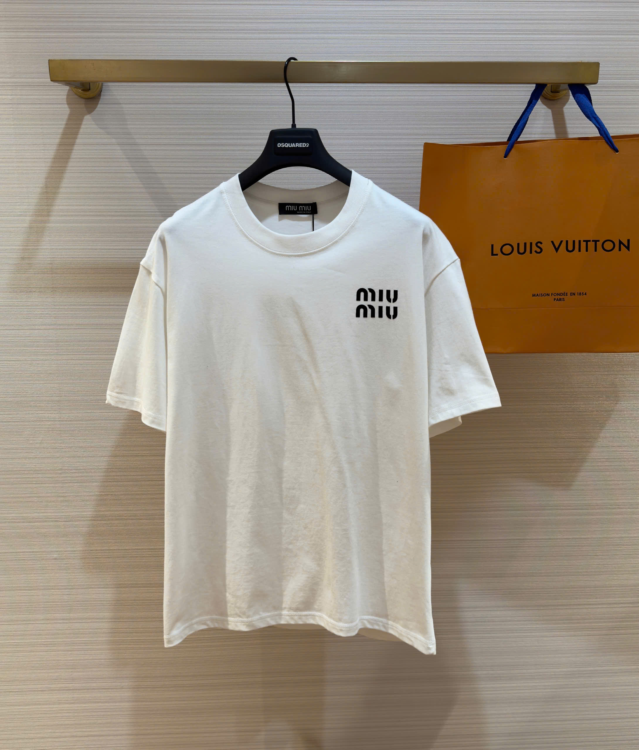 Áo phông T-shirt Miumiu logo chữ ngực Like Auth on web DDT