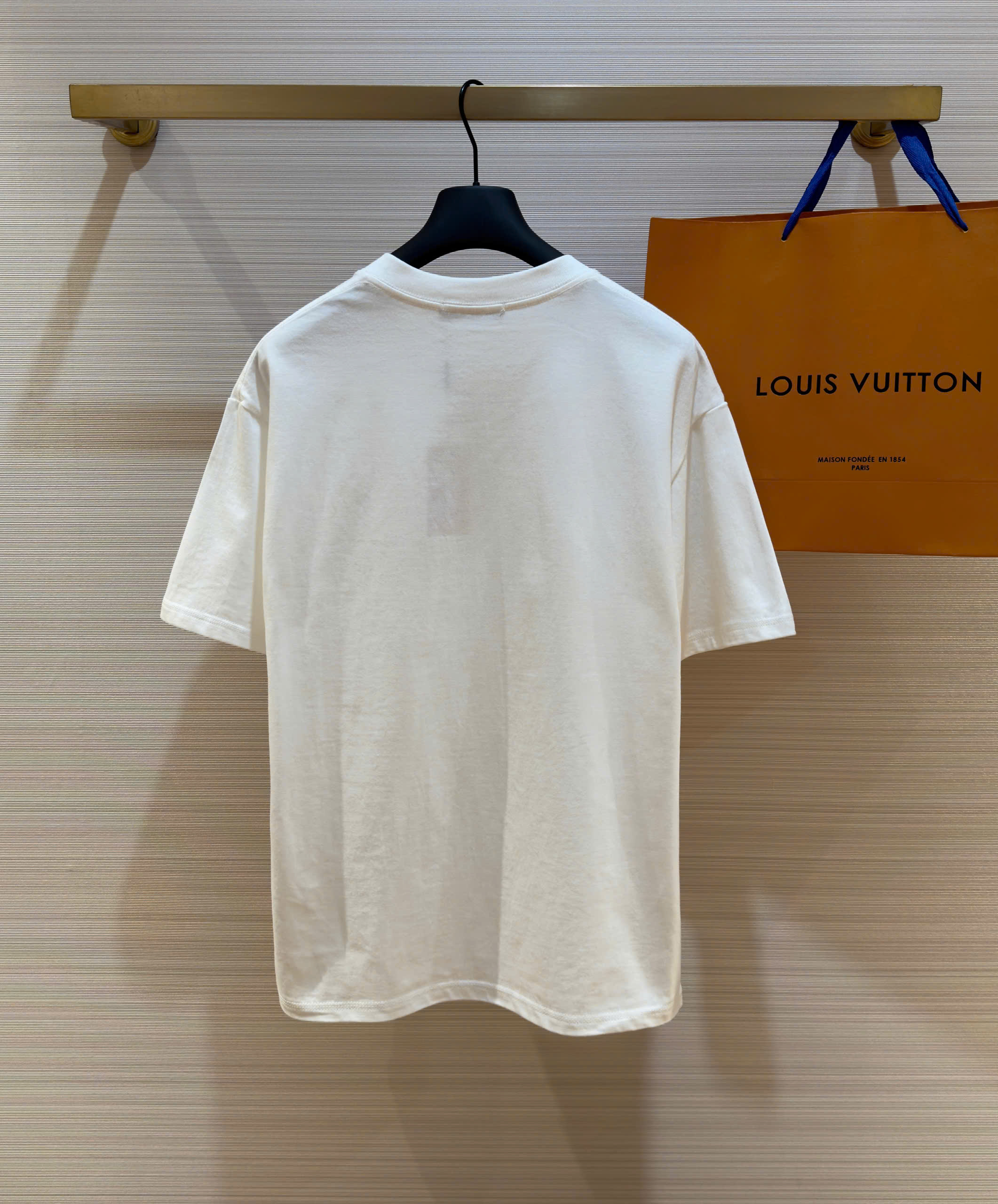 Áo phông T-shirt Miumiu logo chữ ngực Like Auth on web DDT