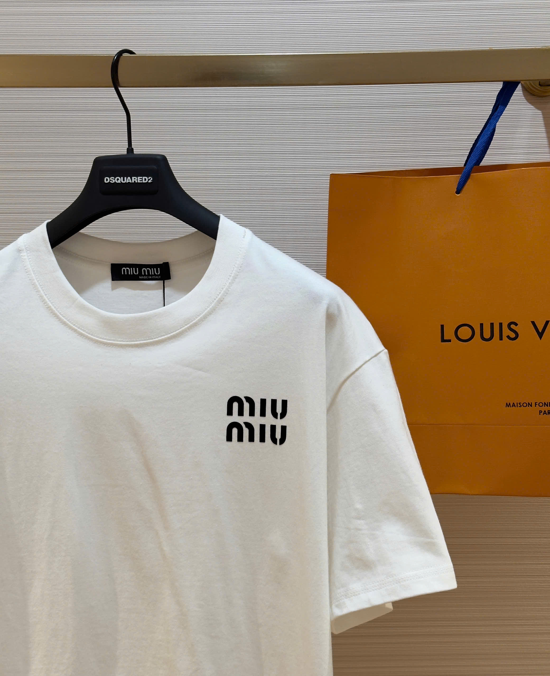 Áo phông T-shirt Miumiu logo chữ ngực Like Auth on web DDT