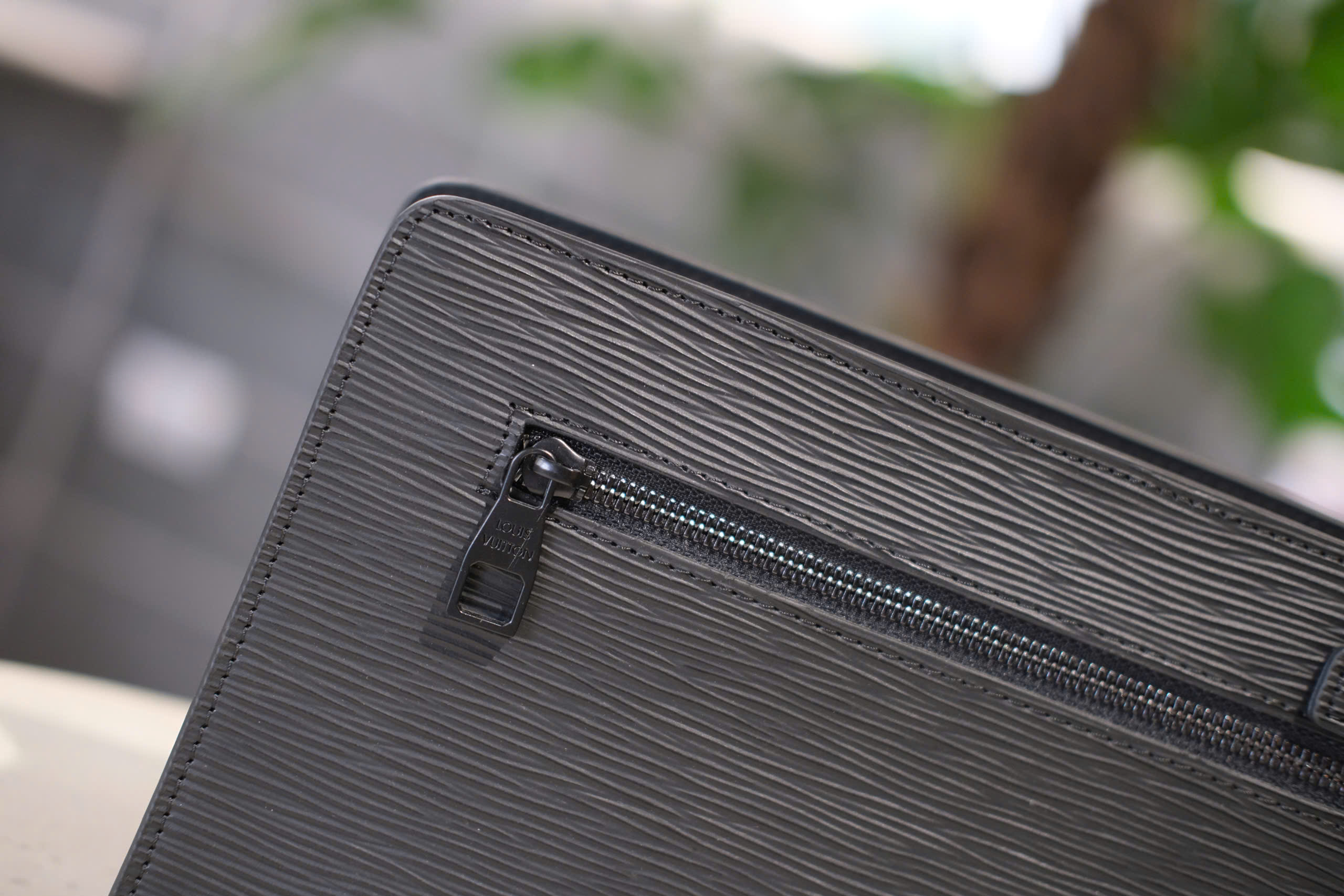 Túi Clutch cầm tay Louis Vuitton LV Đen sần trơn logo LV size 25x17x5cm Like Auth Fullbox phụ kiện DDT
