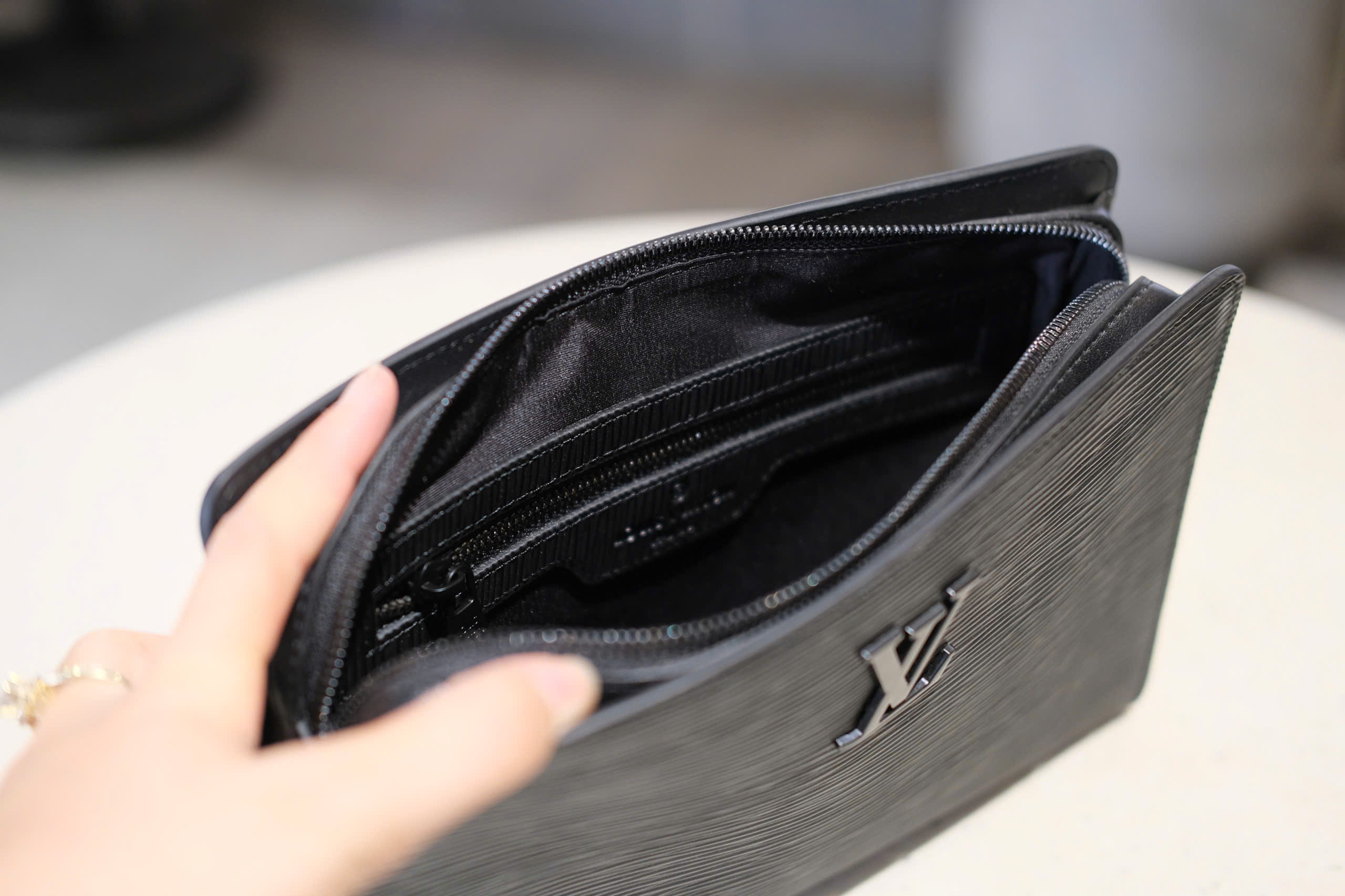 Túi Clutch cầm tay Louis Vuitton LV Đen sần trơn logo LV size 25x17x5cm Like Auth Fullbox phụ kiện DDT