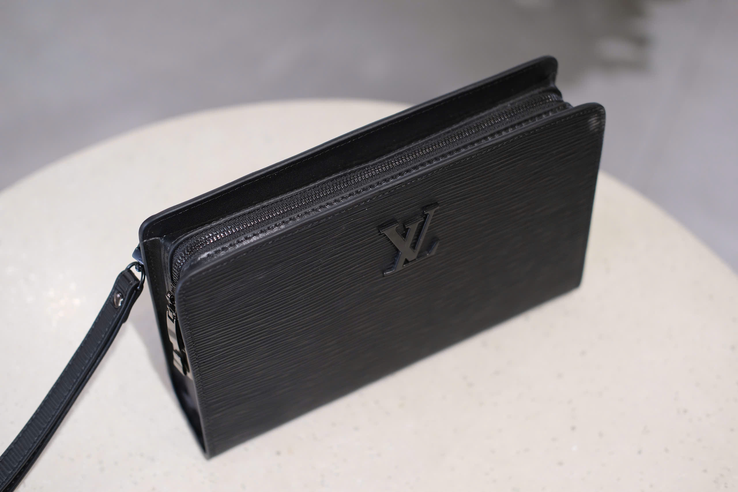 Túi Clutch cầm tay Louis Vuitton LV Đen sần trơn logo LV size 25x17x5cm Like Auth Fullbox phụ kiện DDT