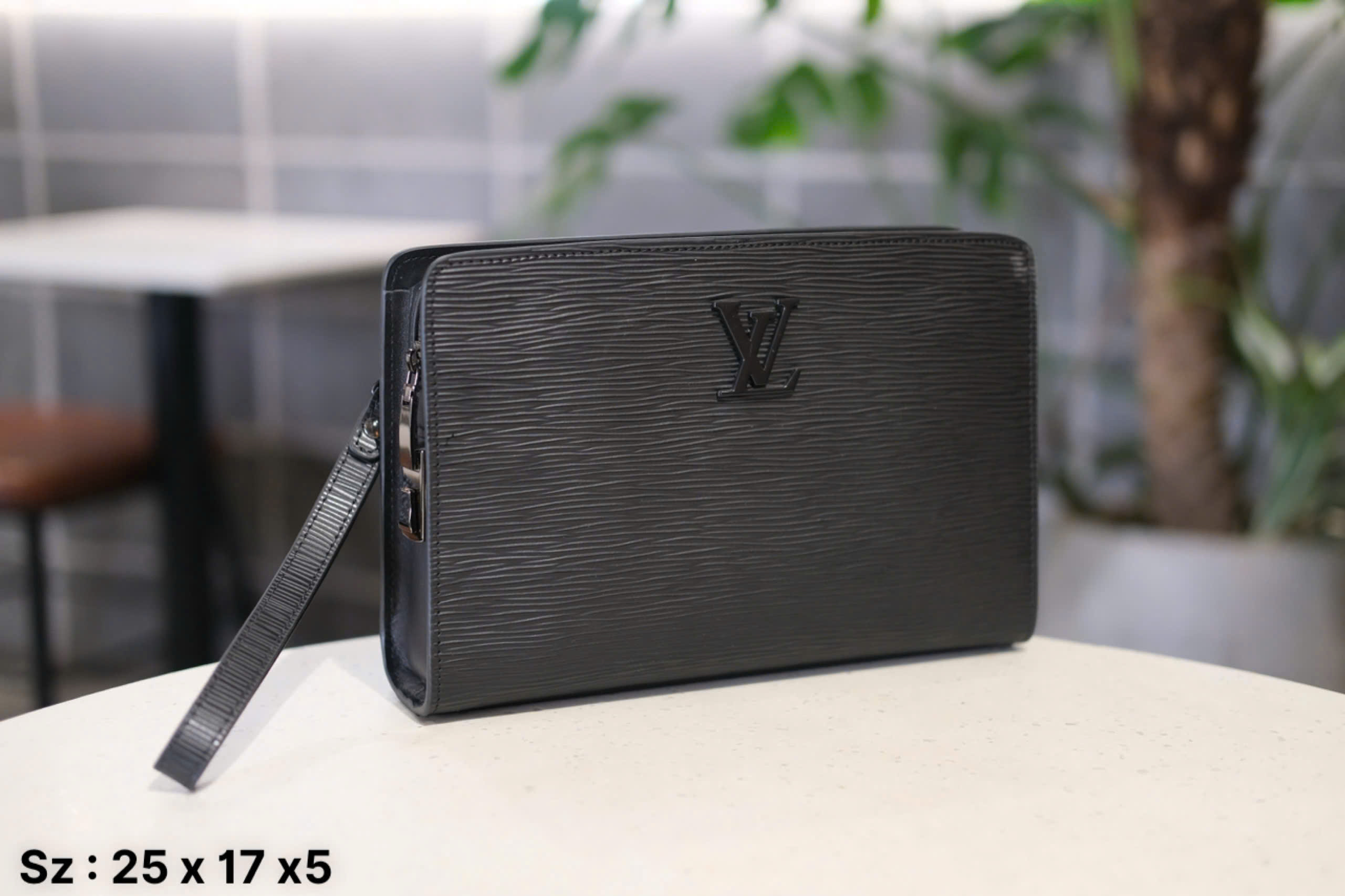 Túi Clutch cầm tay Louis Vuitton LV Đen sần trơn logo LV size 25x17x5cm Like Auth Fullbox phụ kiện DDT