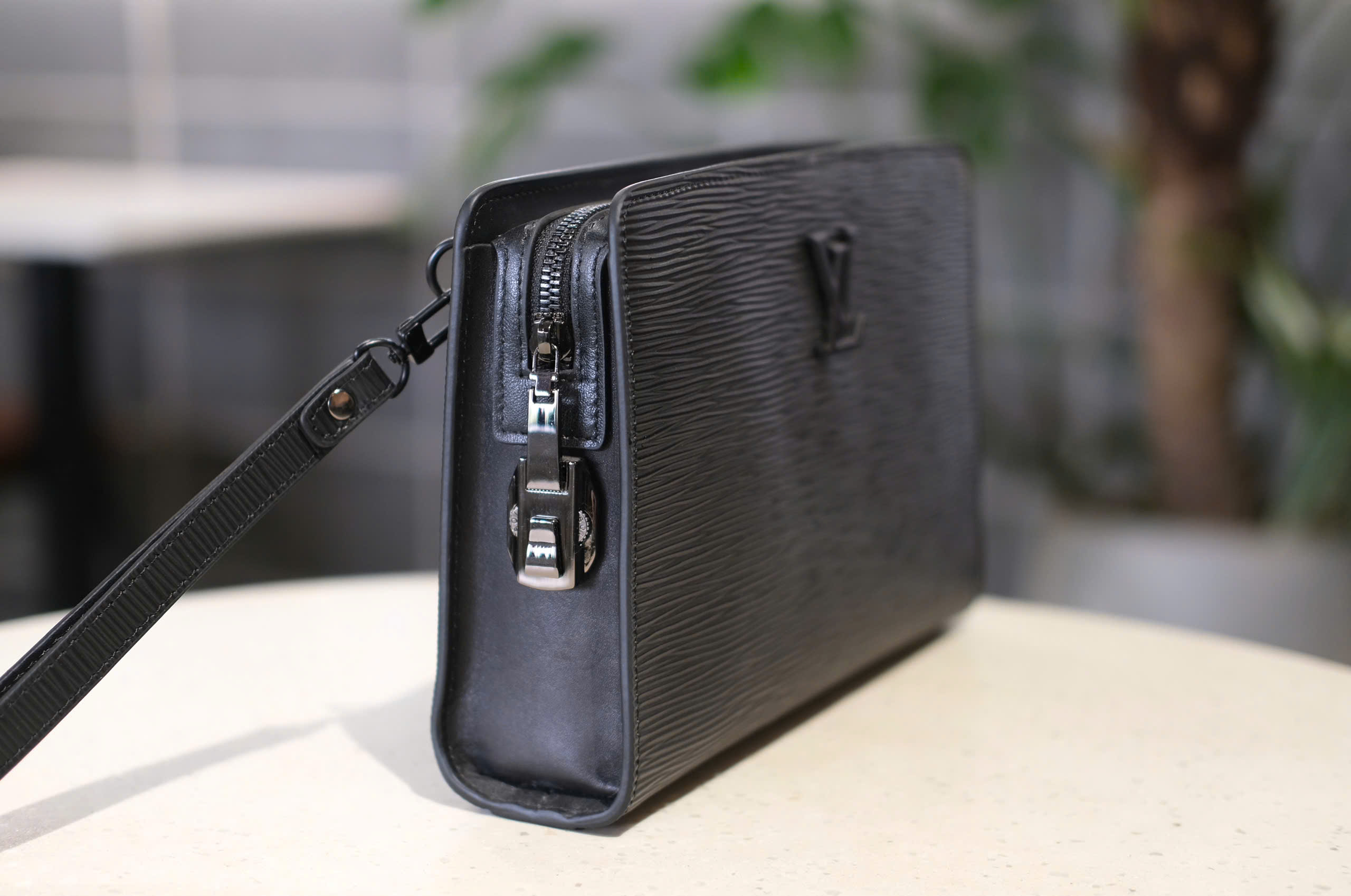 Túi Clutch cầm tay Louis Vuitton LV Đen sần trơn logo LV size 25x17x5cm Like Auth Fullbox phụ kiện DDT
