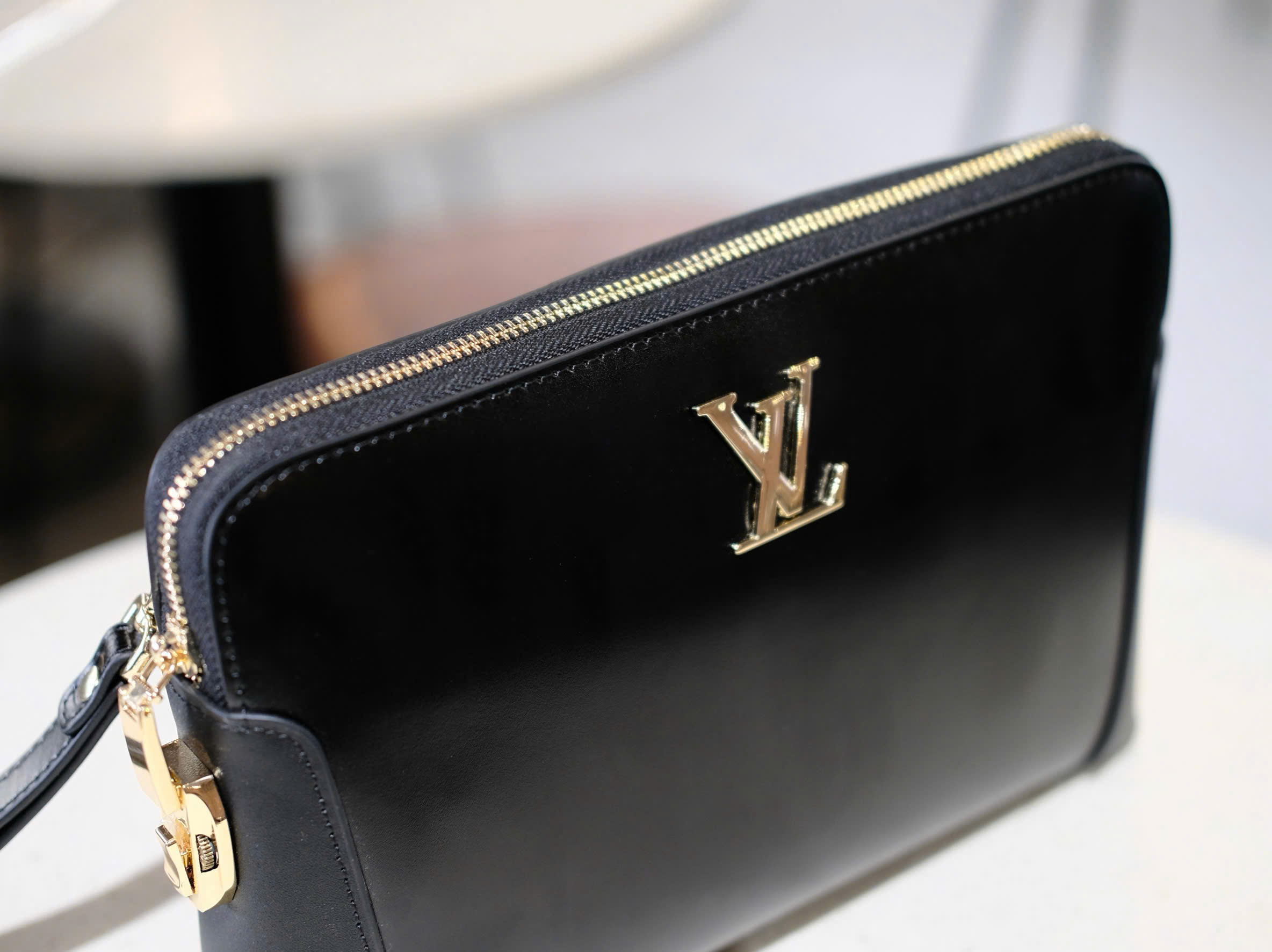 Túi Clutch cầm tay Louis Vuitton LV Đen trơn logo LV Vàng size 27x17cm Like Auth Fullbox phụ kiện DDT