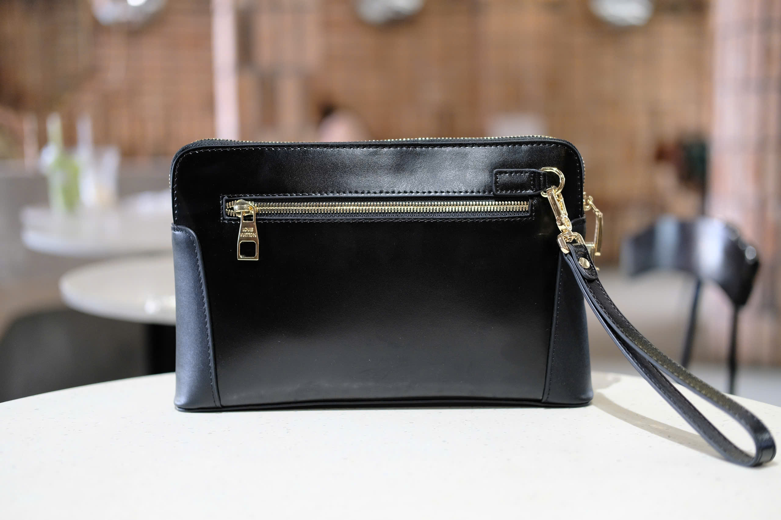 Túi Clutch cầm tay Louis Vuitton LV Đen trơn logo LV Vàng size 27x17cm Like Auth Fullbox phụ kiện DDT