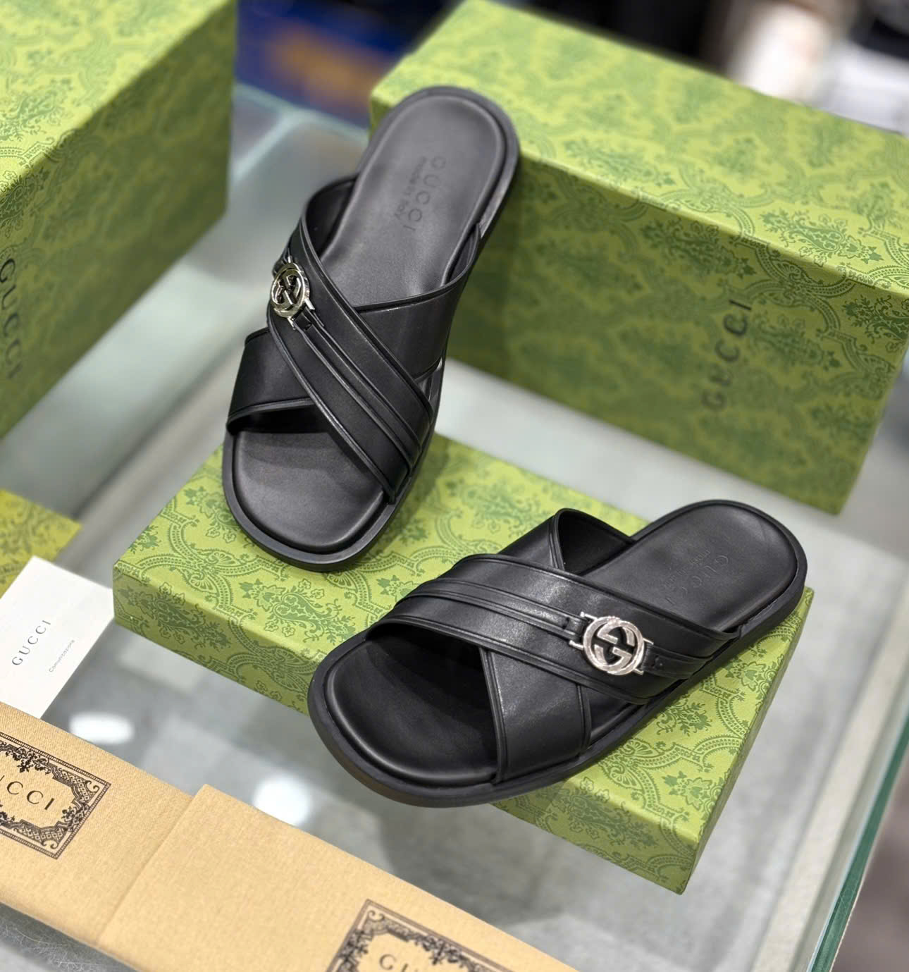 Dép lê quai chéo Gucci GC Đen bóng logo tag kim loại Bạc Like Auth on web fullbox bill thẻ DDT