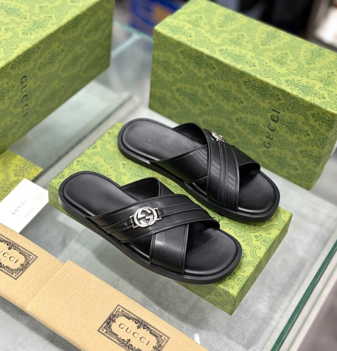 Dép lê quai chéo Gucci GC Đen bóng logo tag kim loại Bạc Like Auth on web fullbox bill thẻ DDT