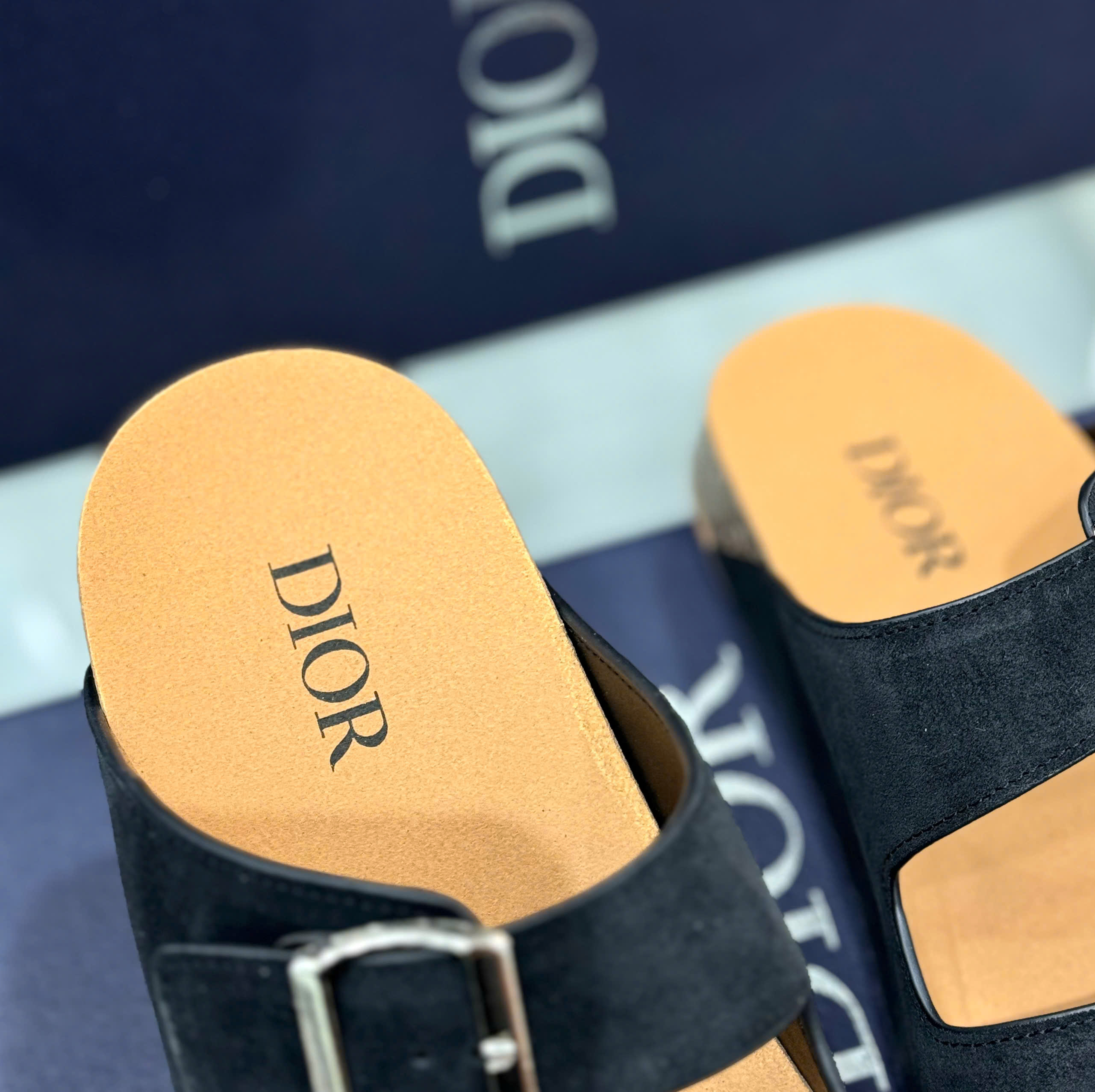 Dép lê quai ngang cài Dior CD Đen da lộn Like Auth on web fullbox bill thẻ DDT